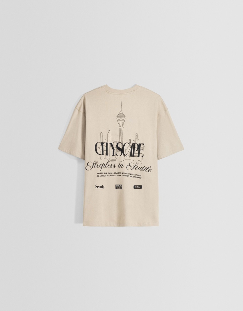 Camiseta de manga curta com modelagem quadrada e estampa bordada