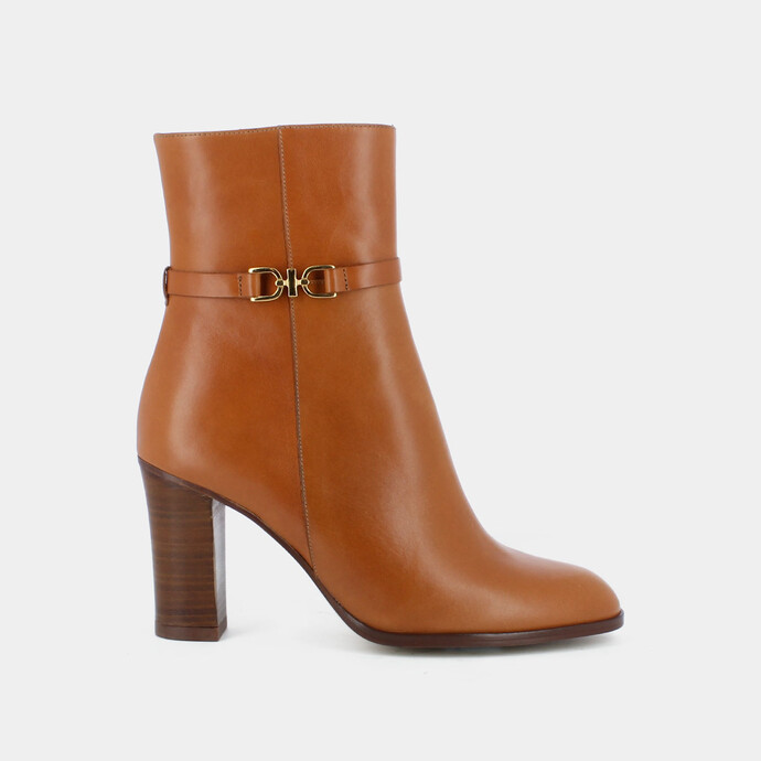 Bottines à talons et mors dorés  en cuir camel