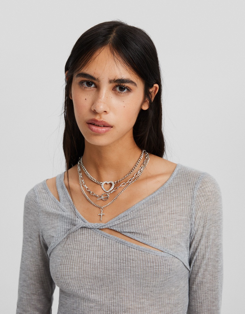 Conjunto de 3 colares com pingente de coração e strass.