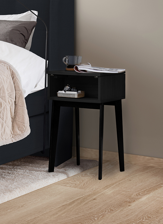 Charon nattbord I sortbeiset eik med sort understell. H: 62 cm.