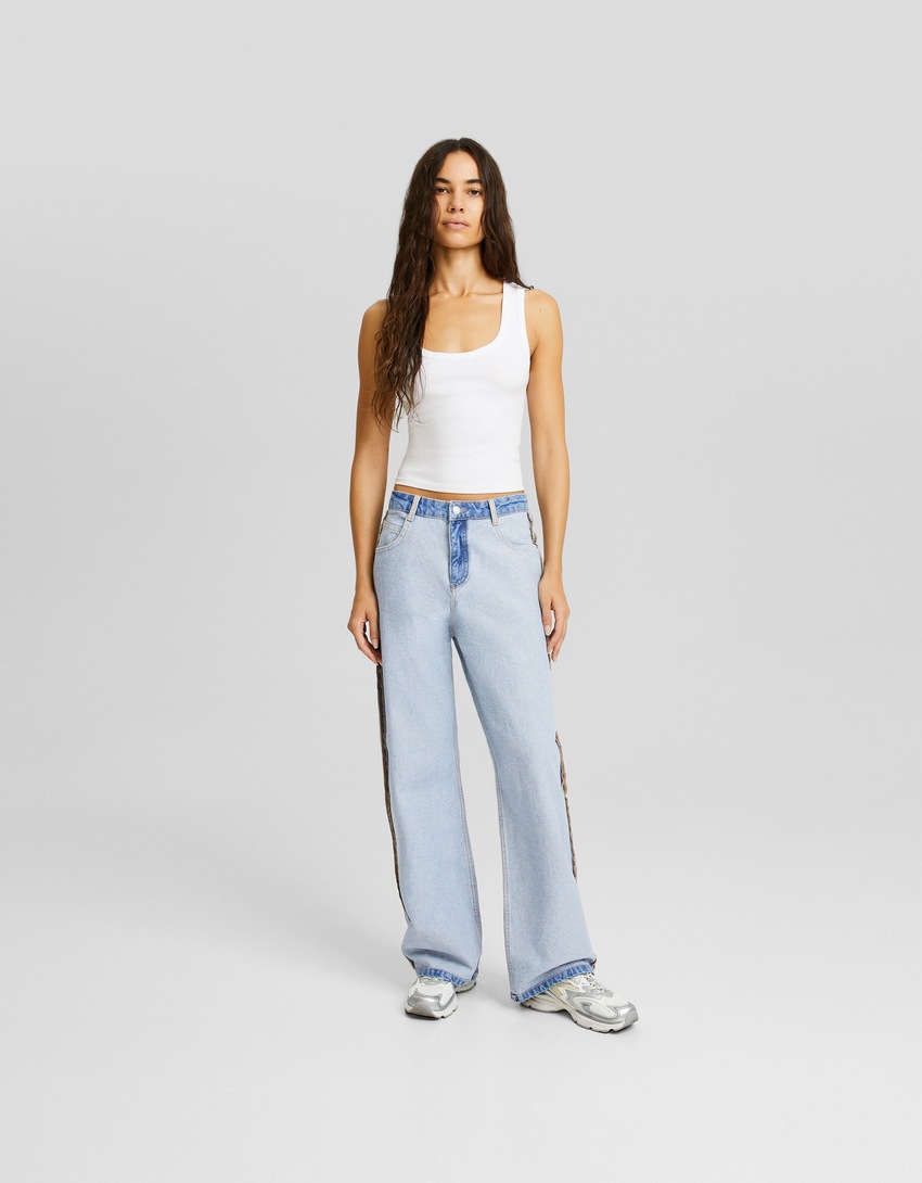 calças jeans largas ao contrário