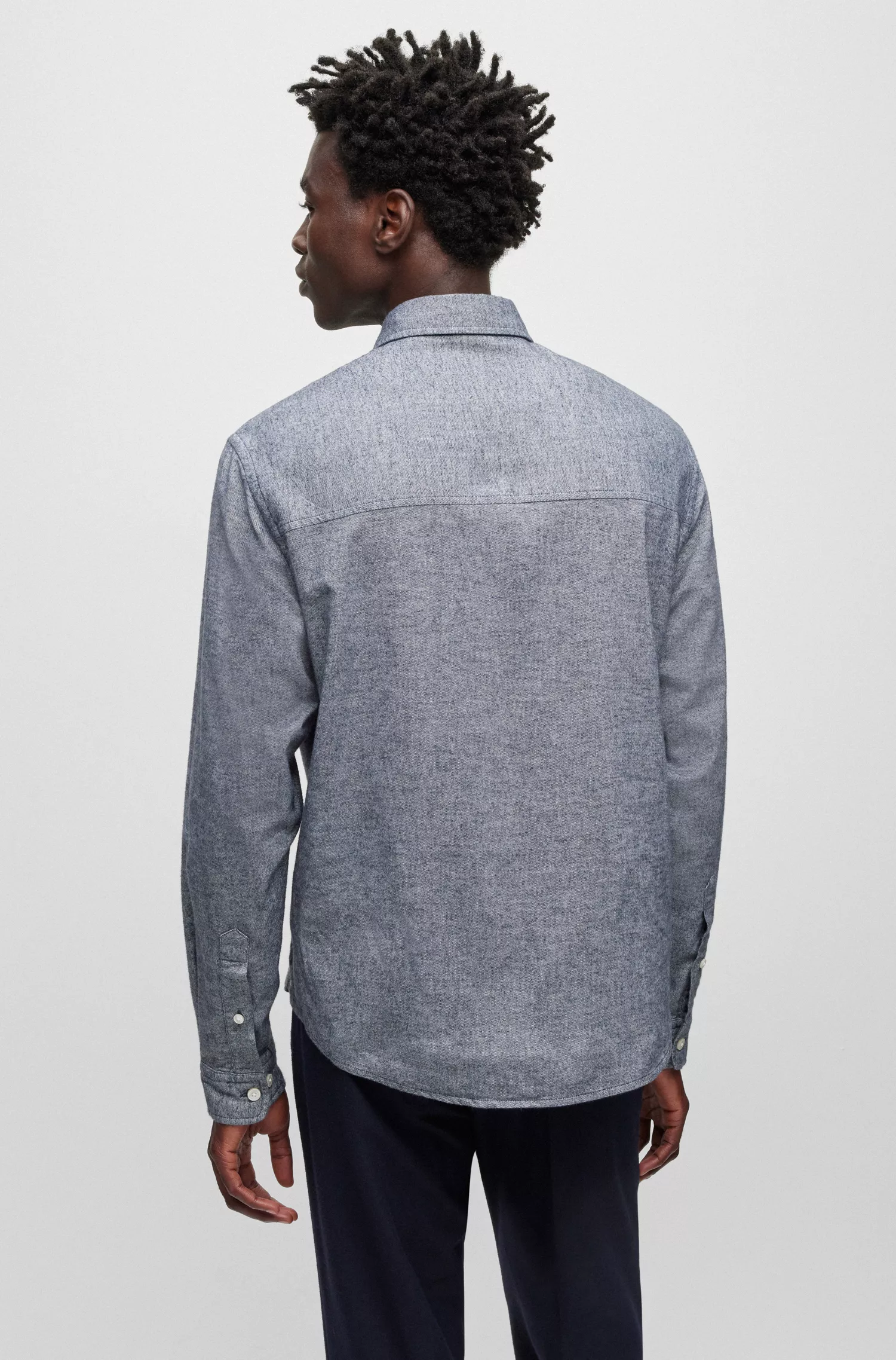 Camisa BOSS preta de algodão Oxford com modelagem relaxada e monograma duplo.