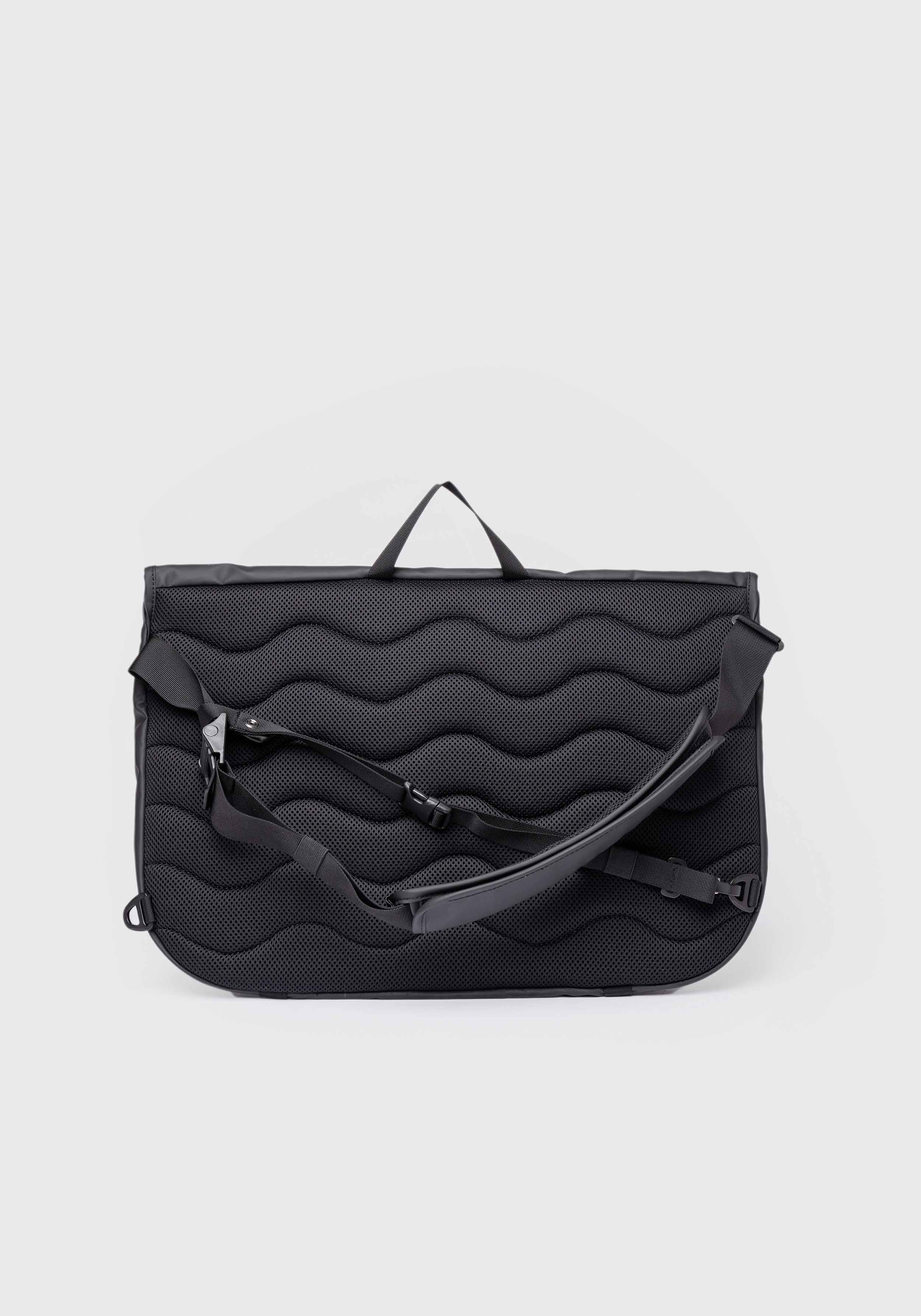 Sandqvist Schultertasche Stream Messenger Black