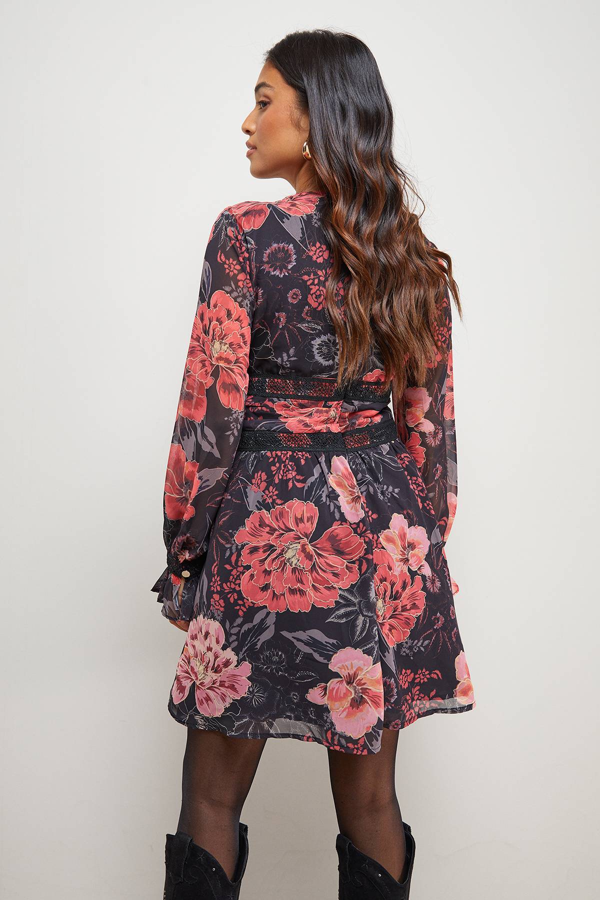 Oasis Robe Mini Petite à Col V Froncé avec Imprimé et Finitions en Dentelle