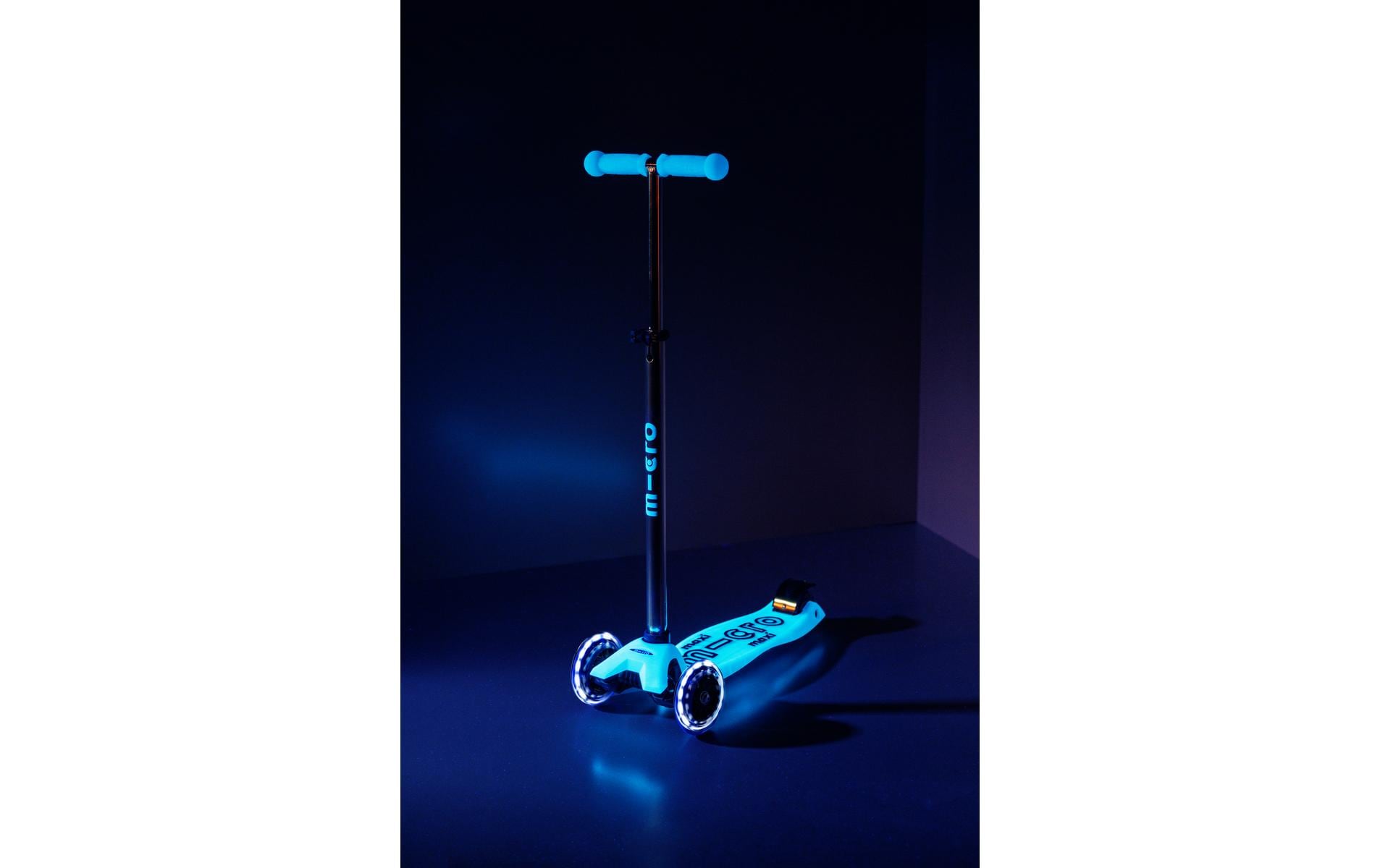 Kickboard Maxi Micro Deluxe Glow LED Blau<br>Scooter für Kinder