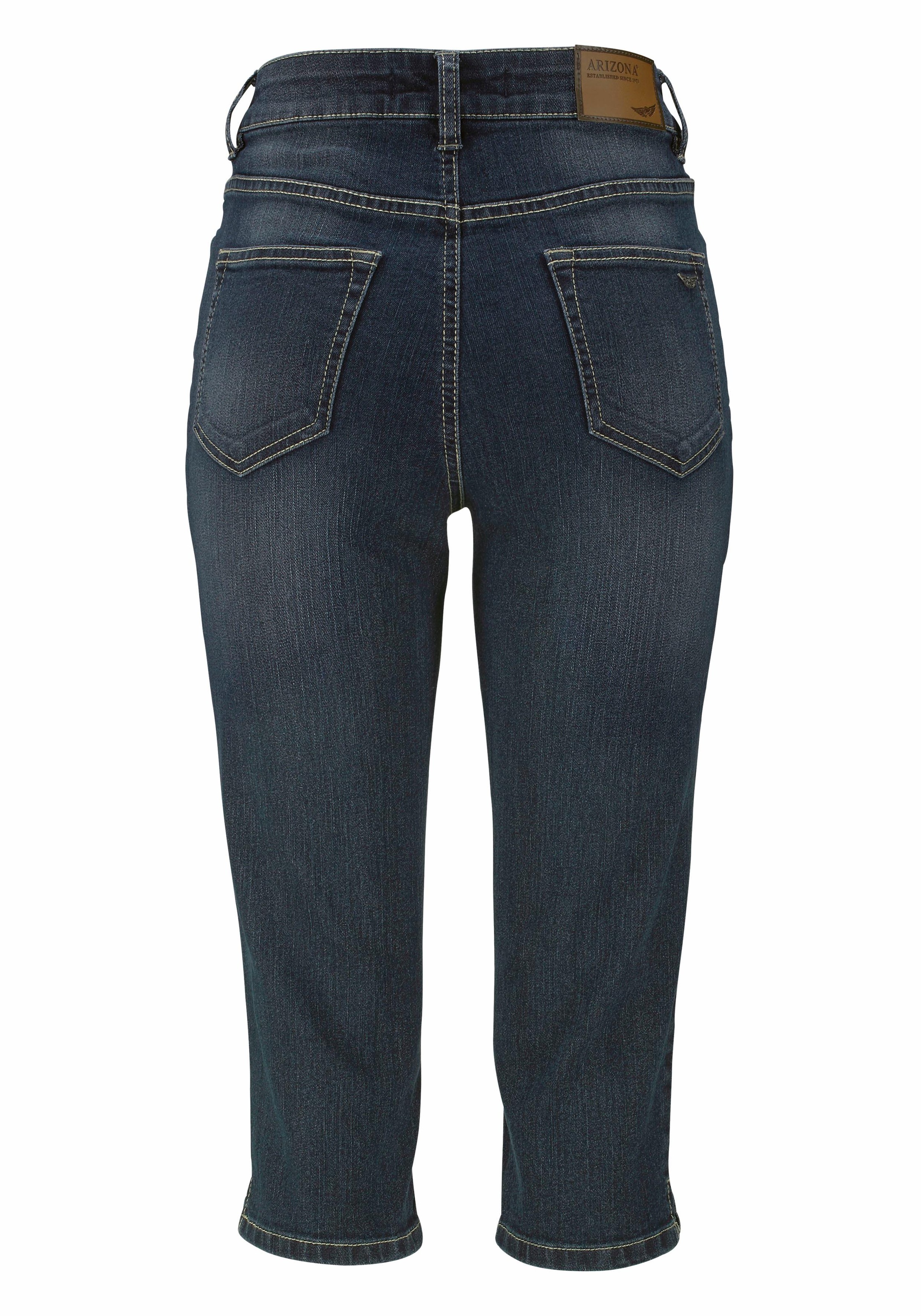 Arizona Caprijeans »mit Schlitz am Saum«, schmale Passform,  mit stylischen Nieten,  hohe Taille