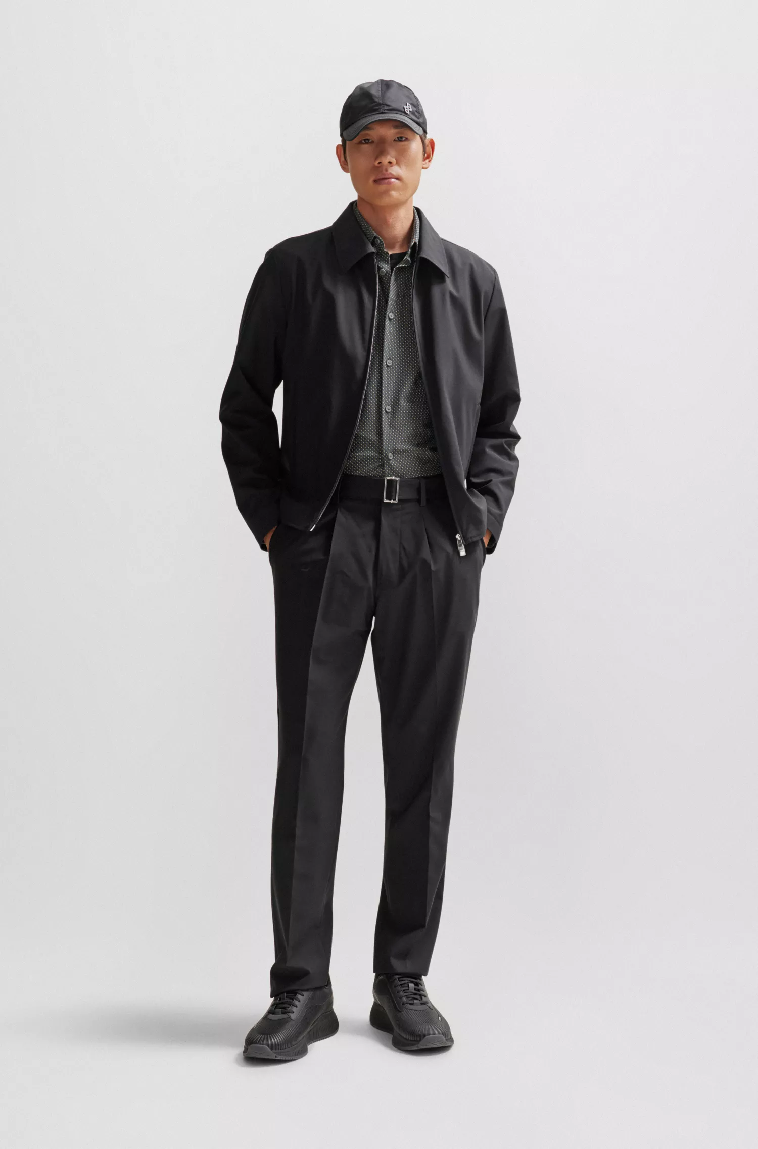 Camisa BOSS preta de corte slim em tecido elástico de alta performance com estampa.