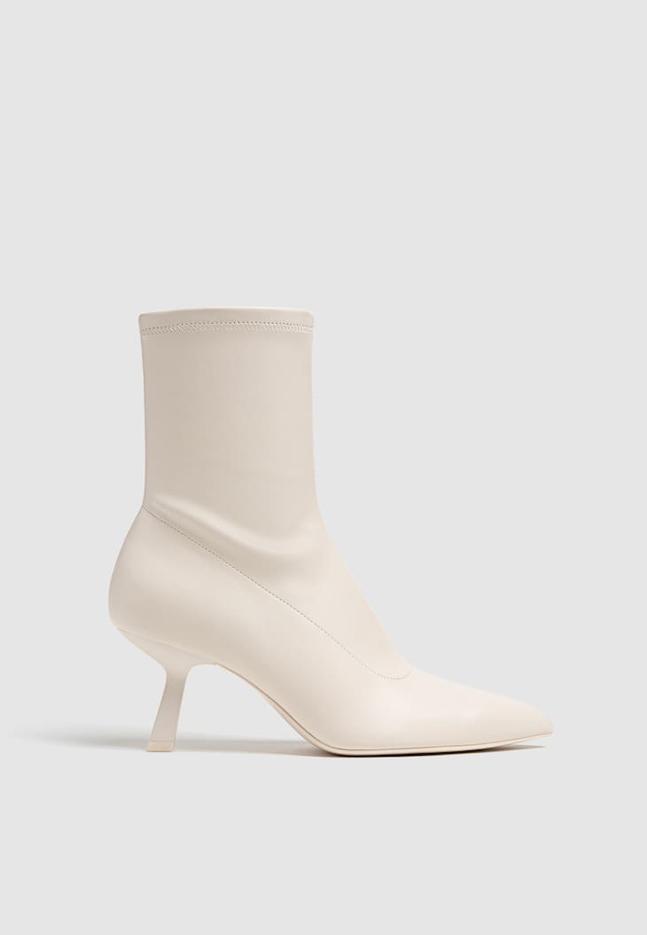 Botas de cano curto com salto elástico