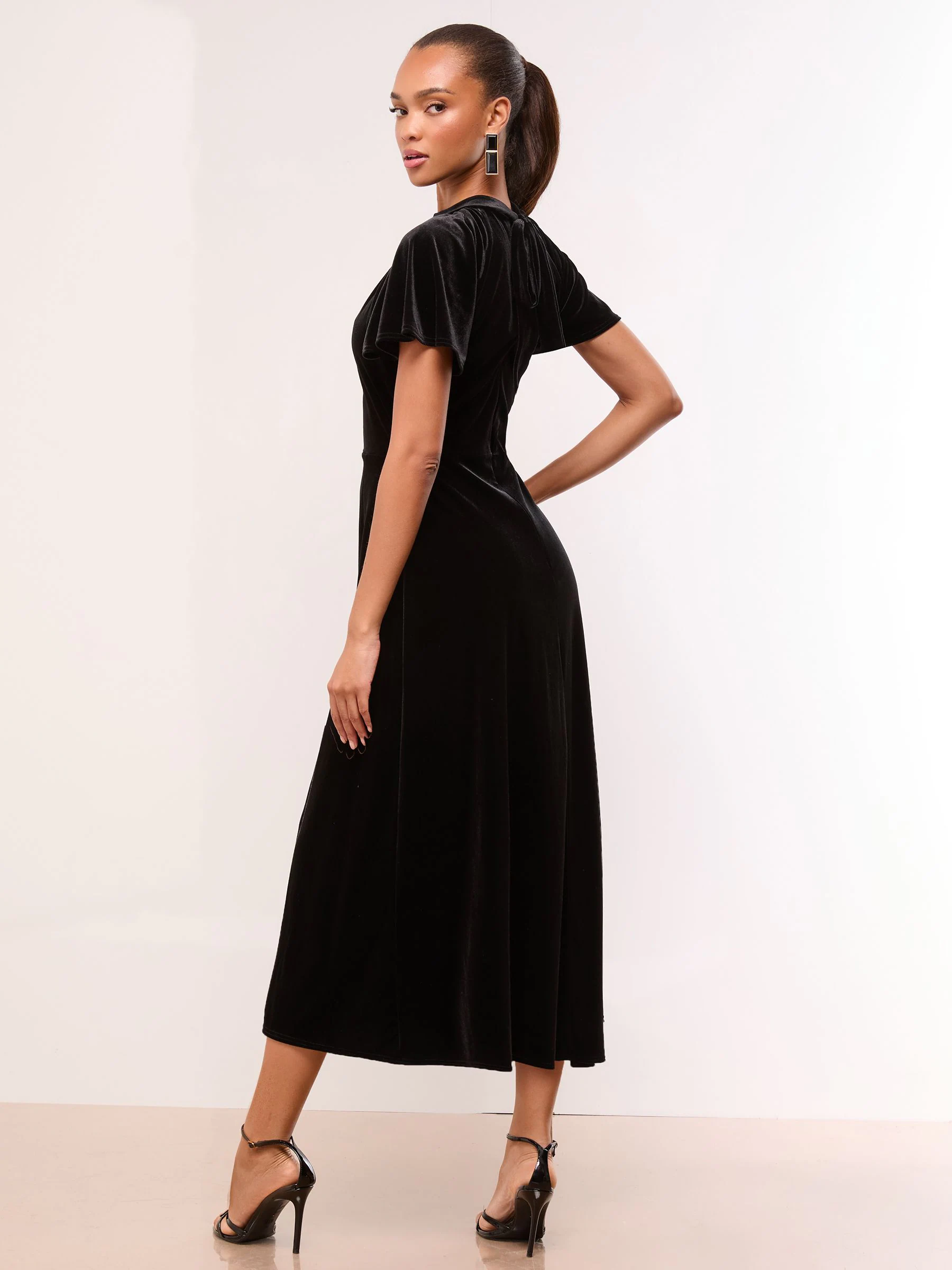 Lipsy - Velvet midi-jurk met uitsnijding en korte mouwen