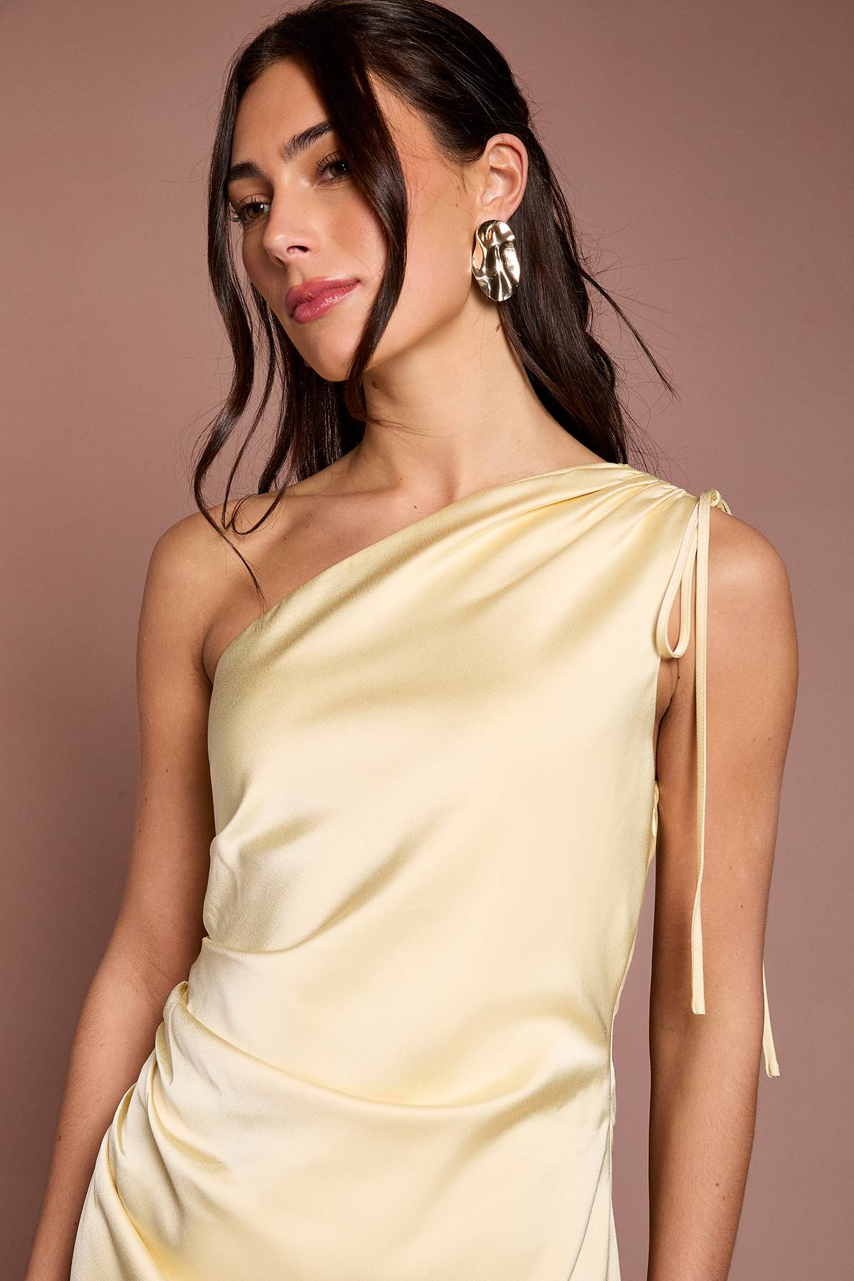 Oasis Robe De Demoiselle D'honneur Longue En Satin Jaune Beurre À Une Épaule Avec Détail Froncé Sur Le Côté