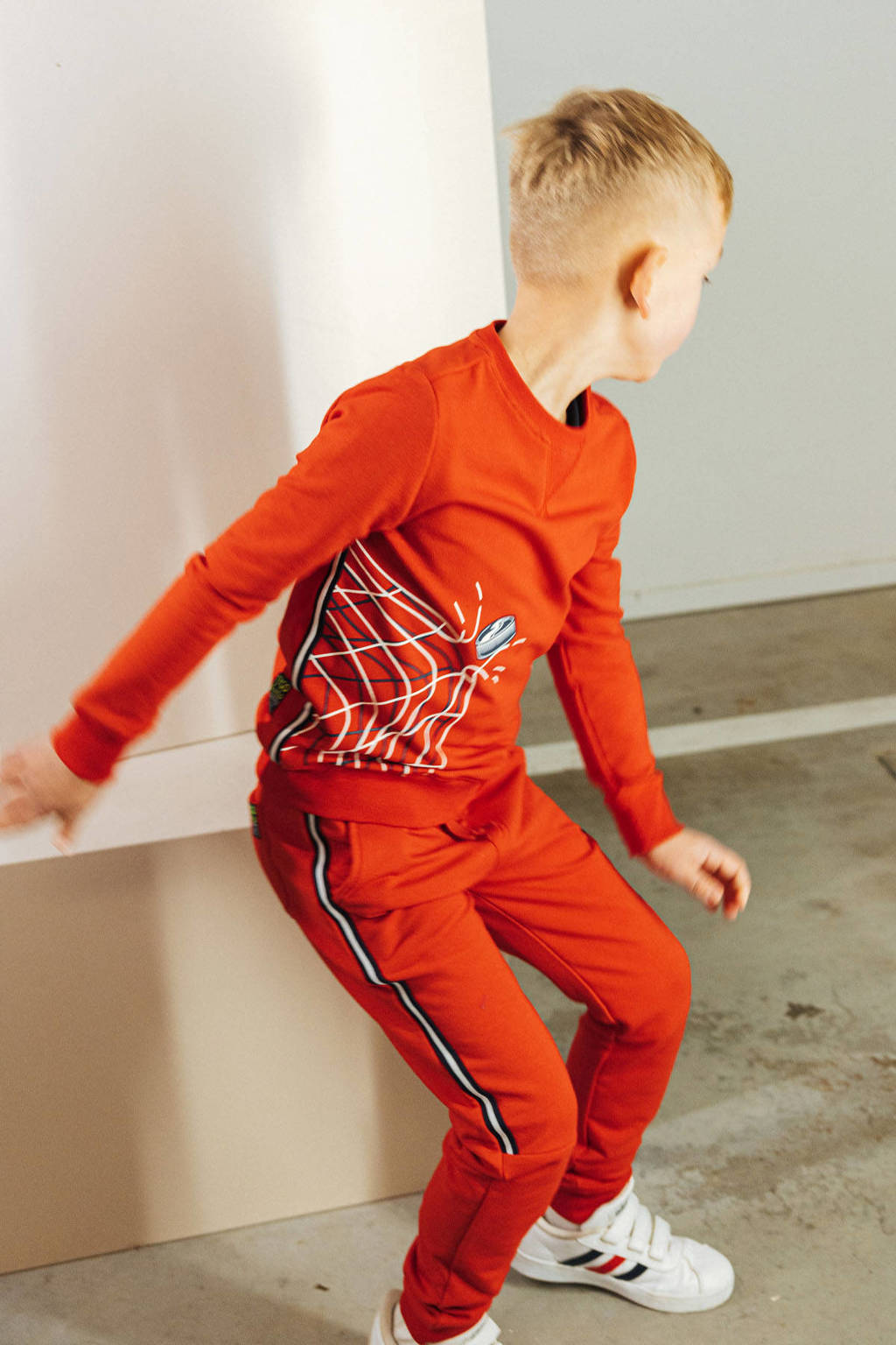 TYGO & vito slim fit joggingbroek Boz met zijstreep felrood