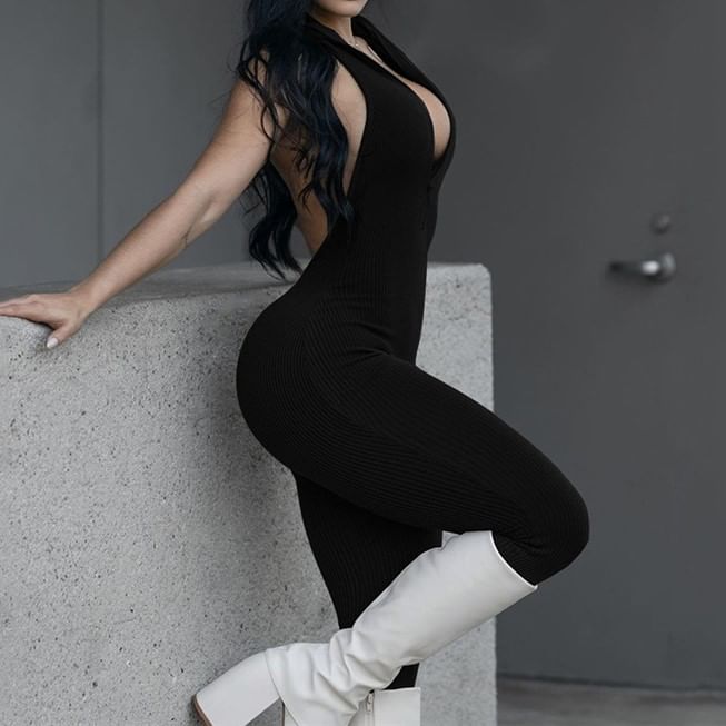Oonnukal - Halterhals, effen geribbelde skinny jumpsuit met halve rits en open rug