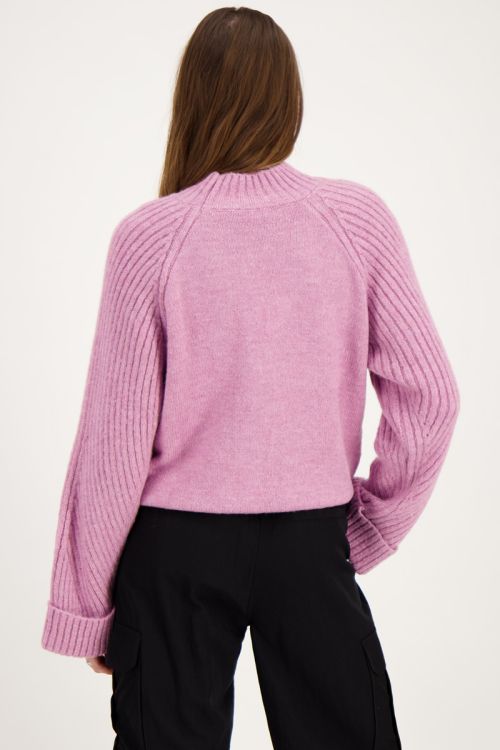 Roze trui met opgerolde mouwen