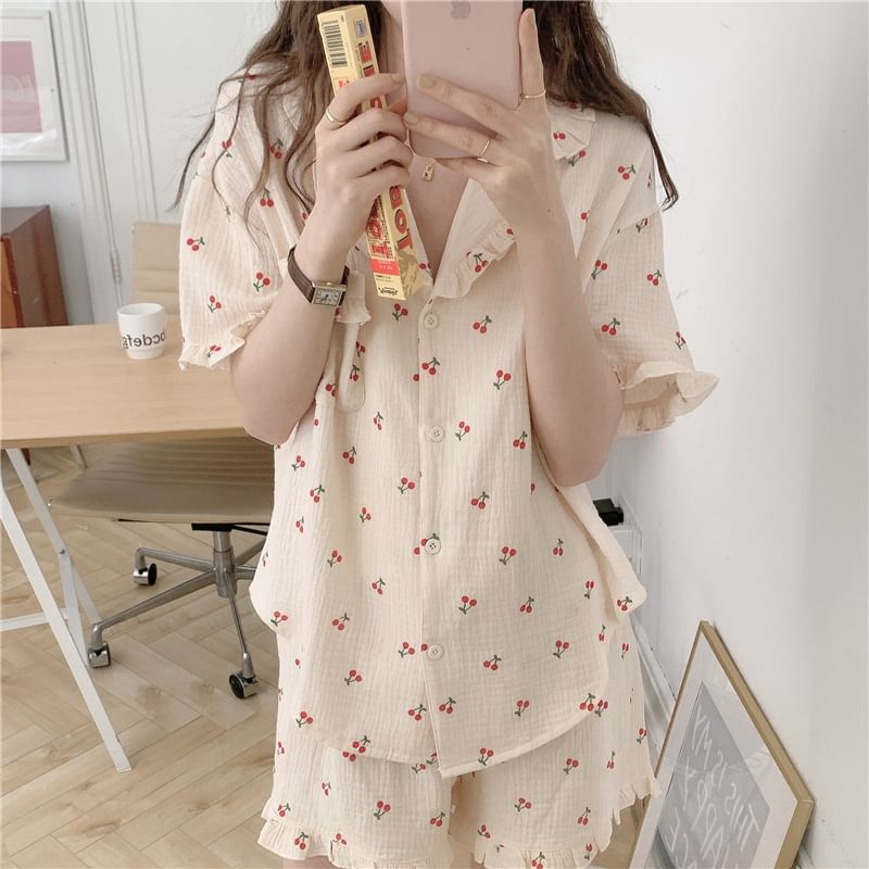 Gecko - Pyjamaset: Shirt met korte mouwen en kersenprint + korte broek