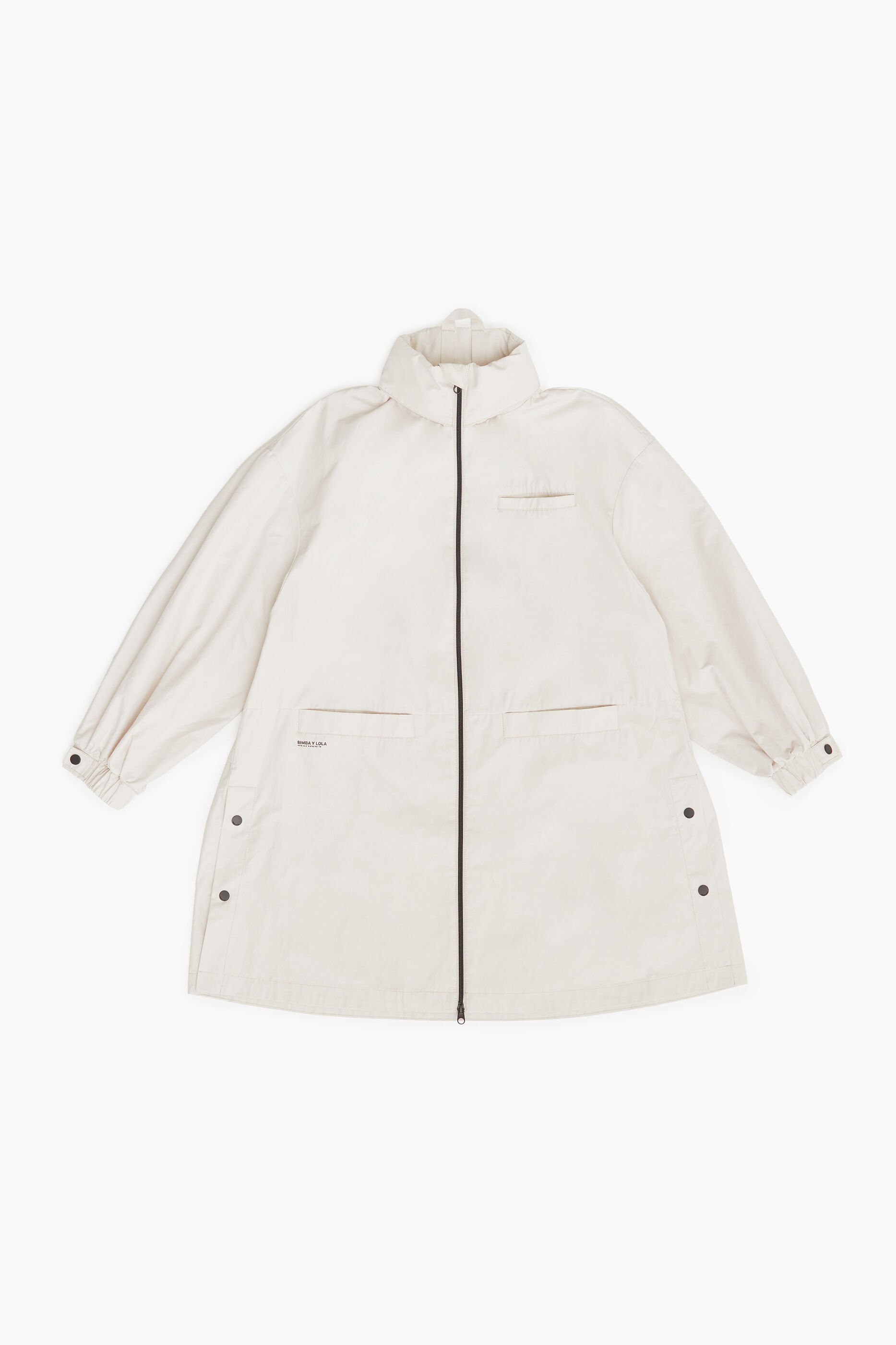 Trench coat cinza com modelagem flare