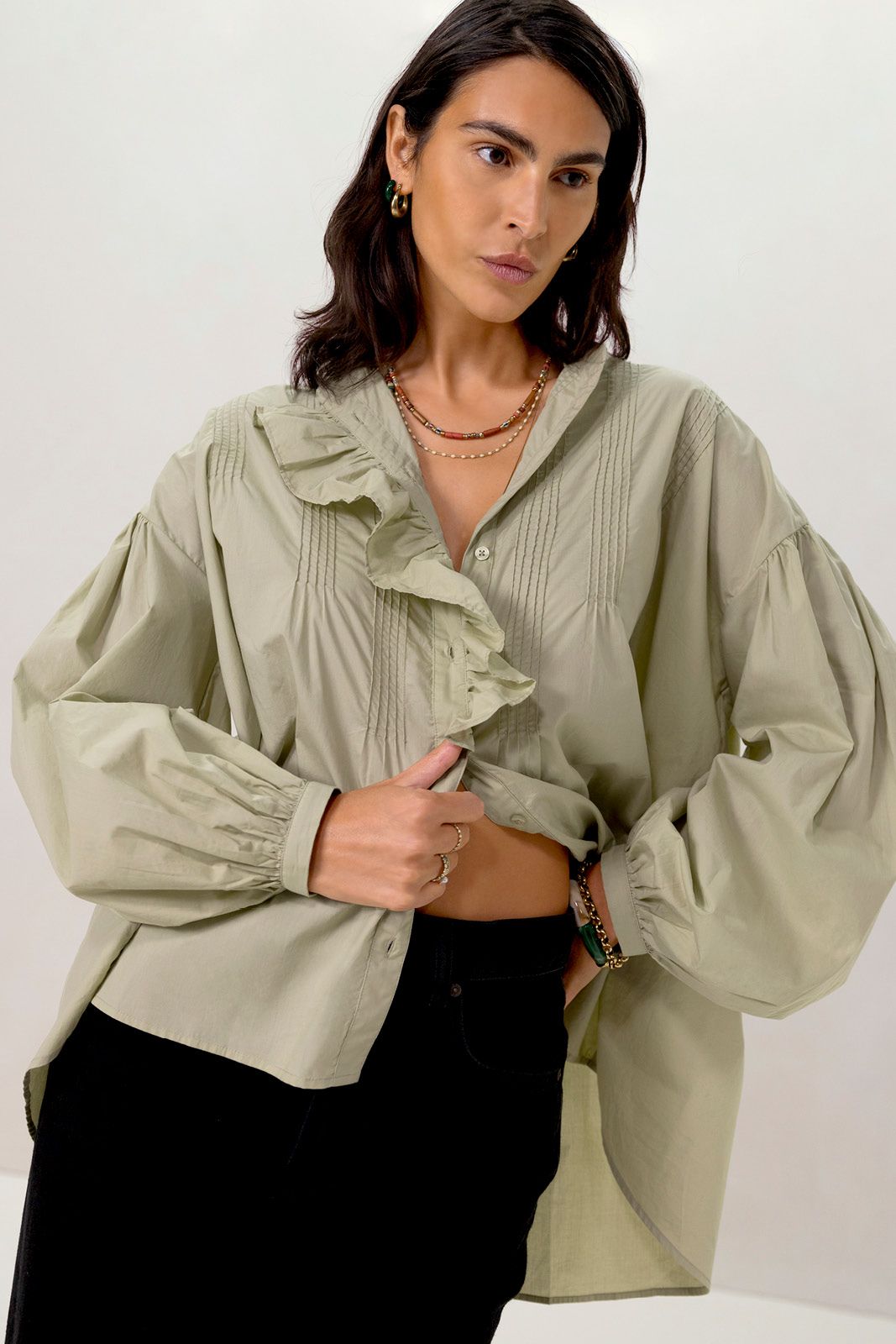 Lichtgroene blouse met borduurwerk
