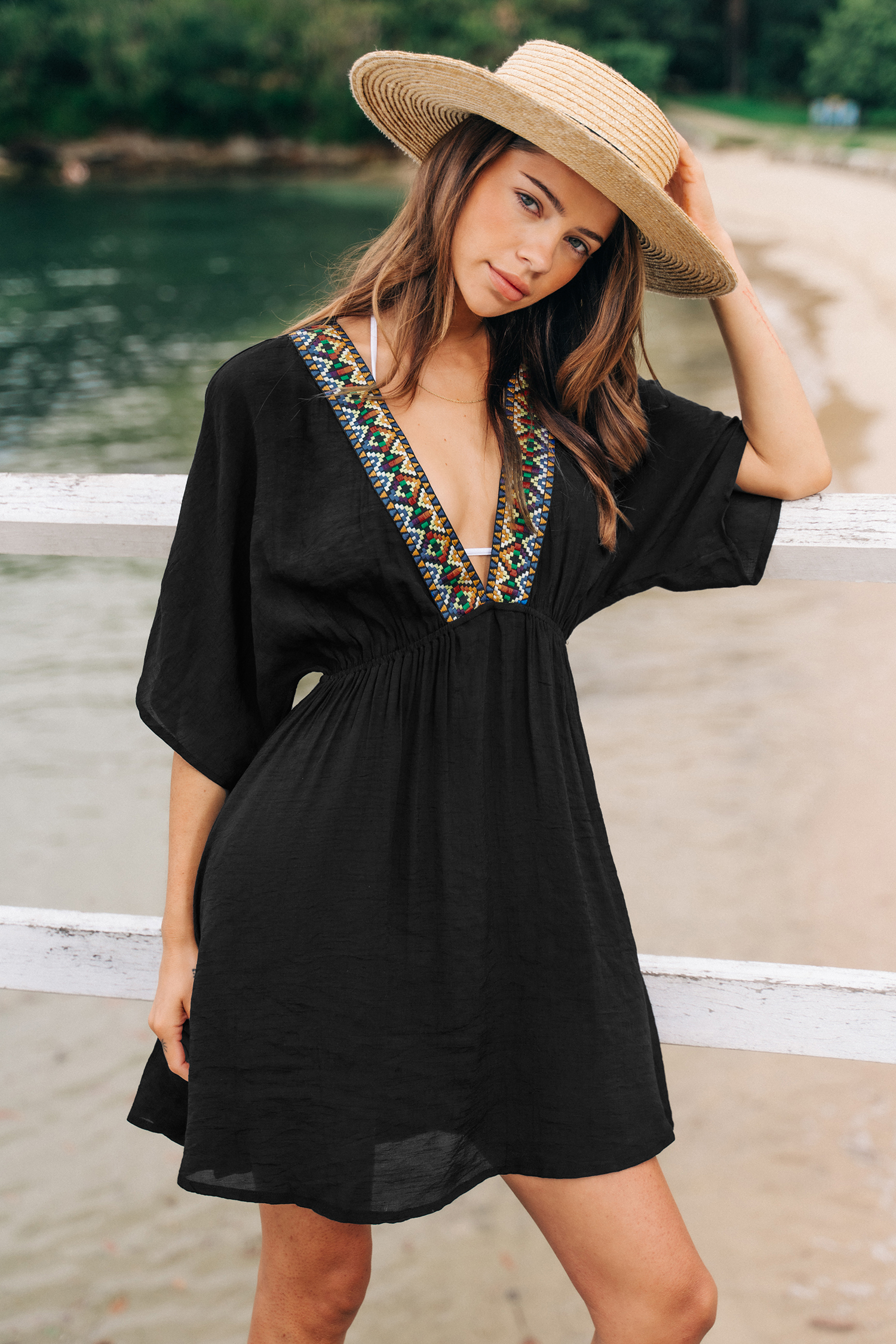 Robe cover up à col en V et broderie