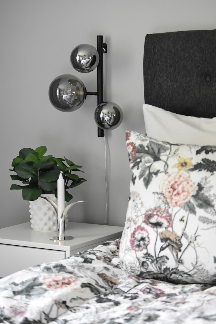 Molekyl vegglampe Sort metall med sotet glass.