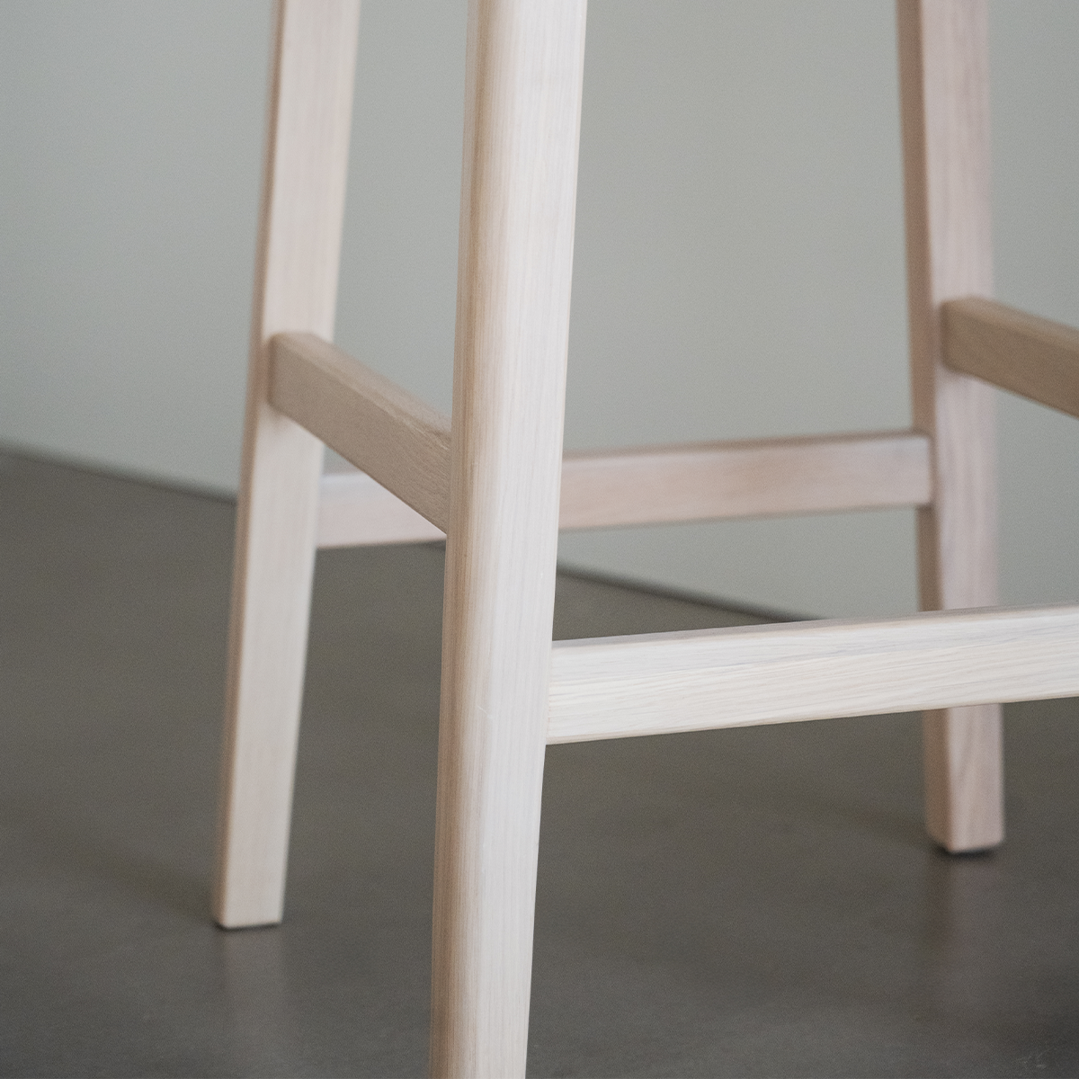 Barkruk Livermore met kunstleren zitkussen Whitewash