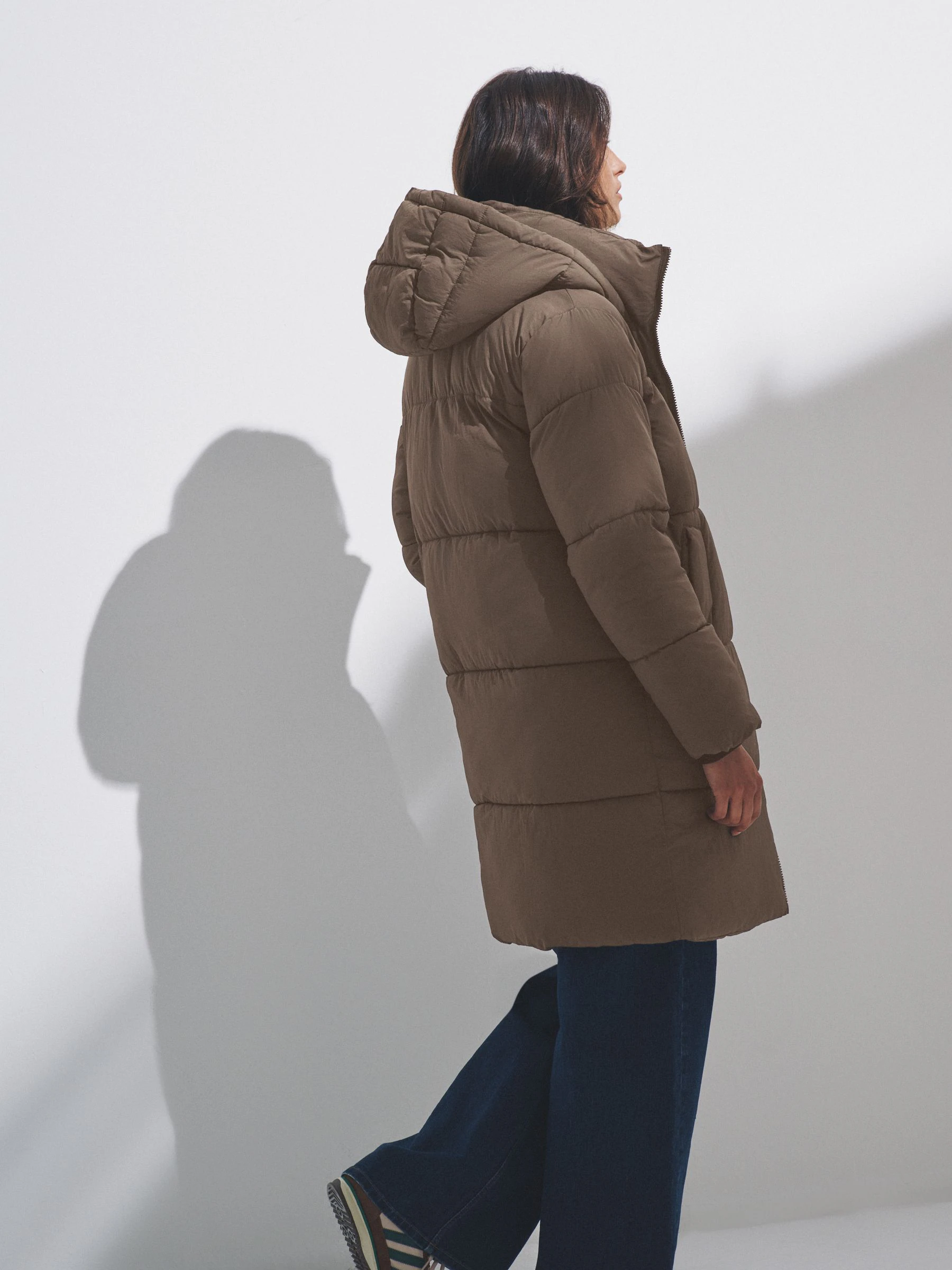 Taupe bruin - The Set Lange gewatteerde midi-jas met capuchon