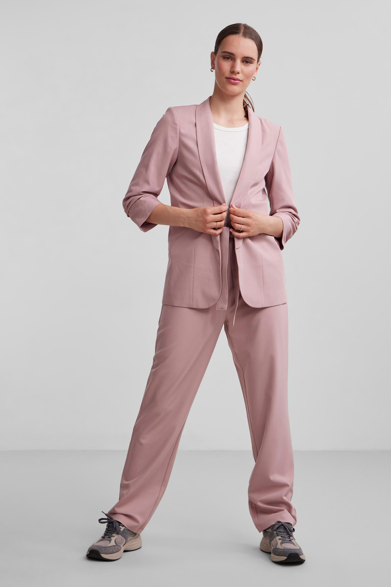 Blazer de manga 3/4 com detalhe de lapela e mangas franzidas. Sem botões.
