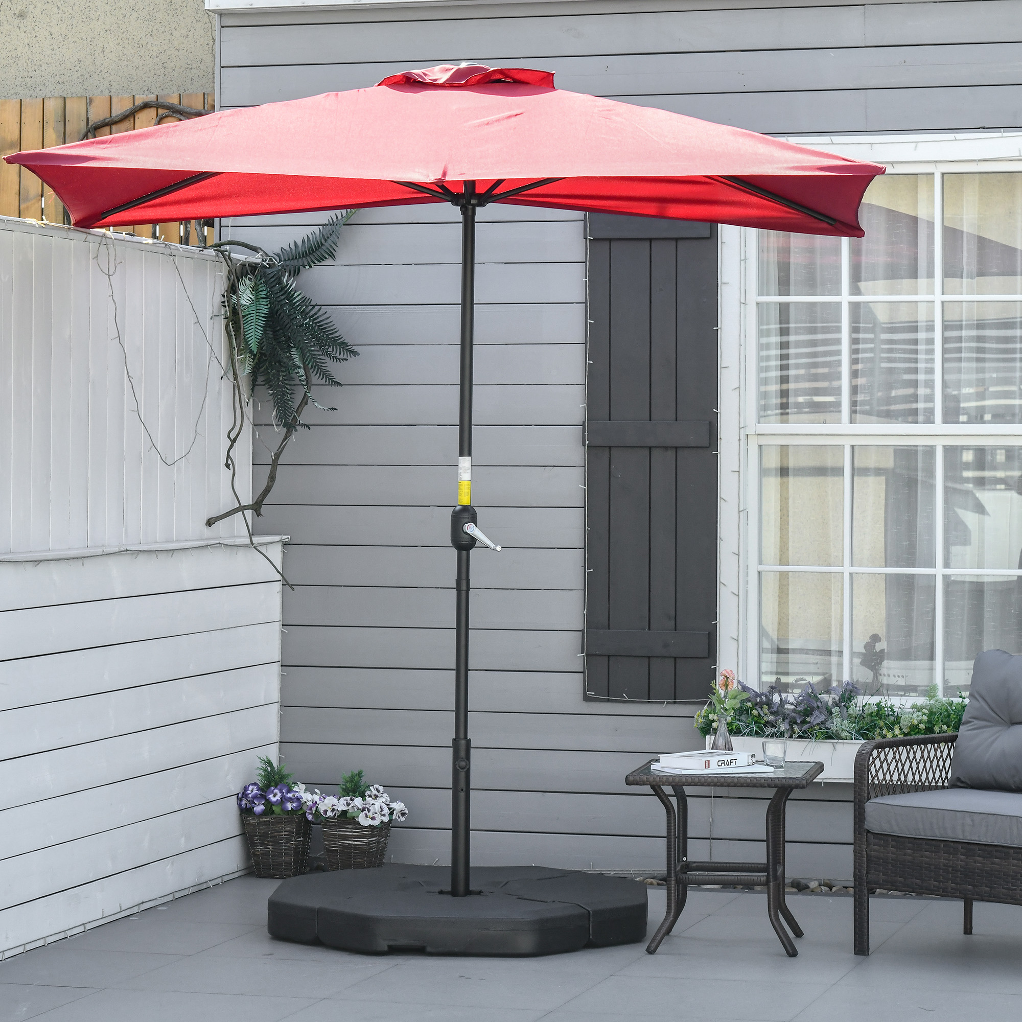 Conjunto de 4 pesos Outsunny para base de guarda-sol: 104 kg para água, 125 kg para areia ou 140 kg para mistura. Dimensões: 109 x 109 x 13 cm. Cor: Preto.