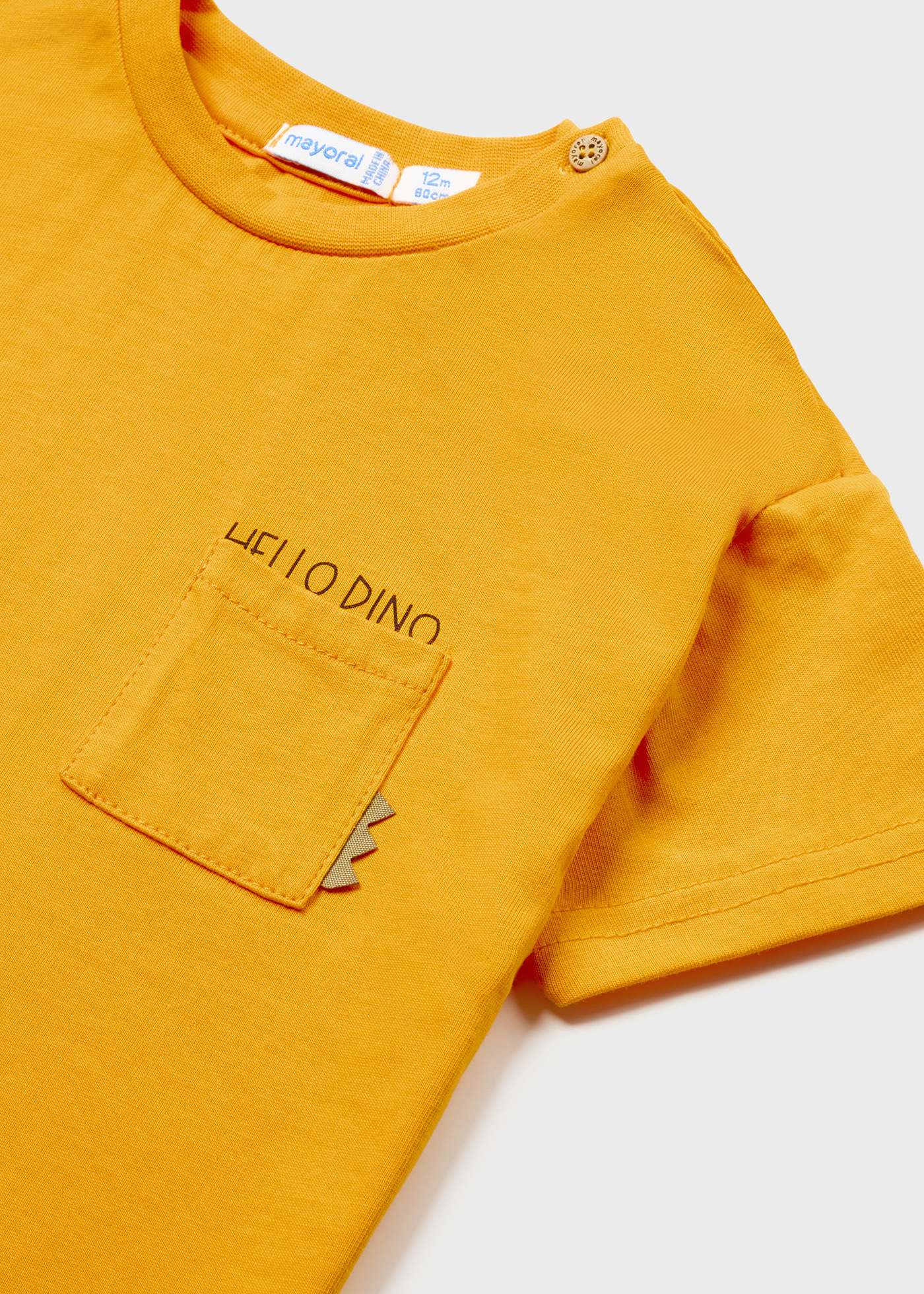 Conjunto de duas peças com camiseta estampada e jardineira para bebê