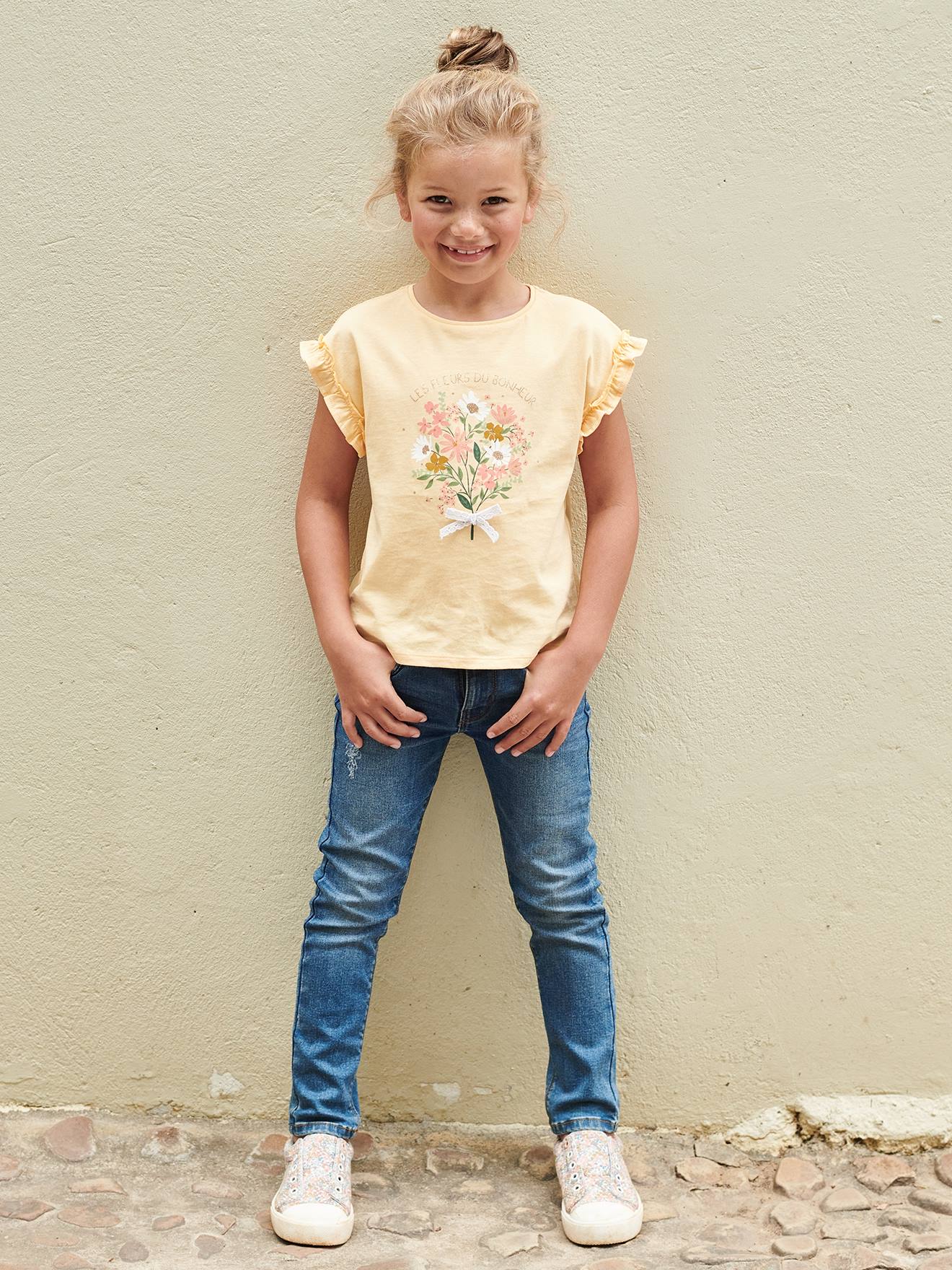 Camiseta infantil bege de manga curta com estampa iridescente e babados.
