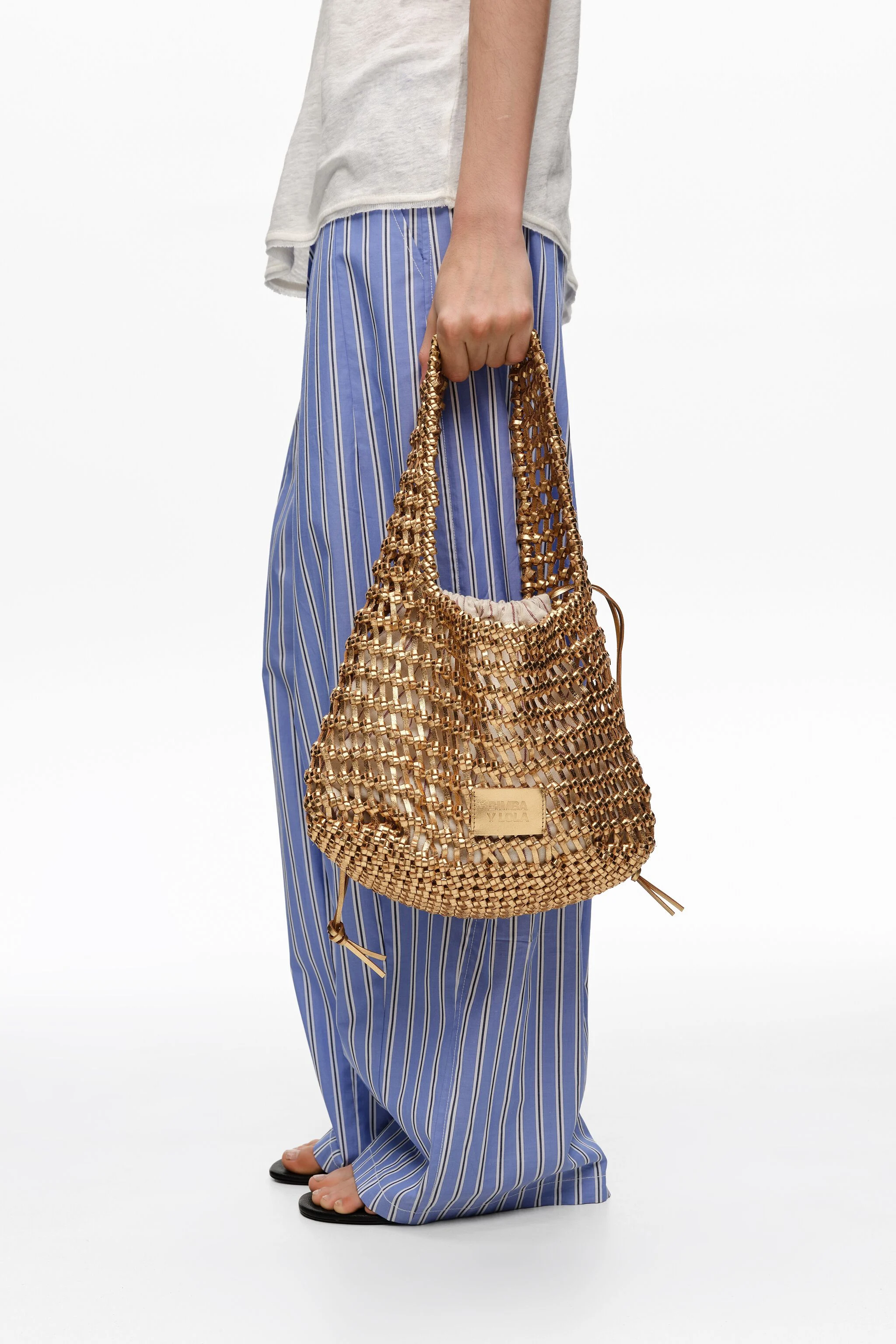 Bolsa média trançada em couro dourado