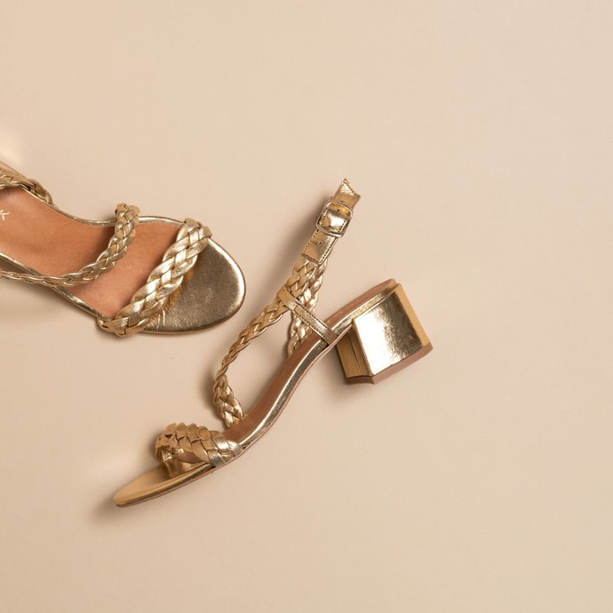 Sandales à talons et brides tressées  en cuir métallisé platine