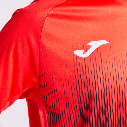 Camiseta Joma Tiger IV de manga curta, preta e coral fluorescente.