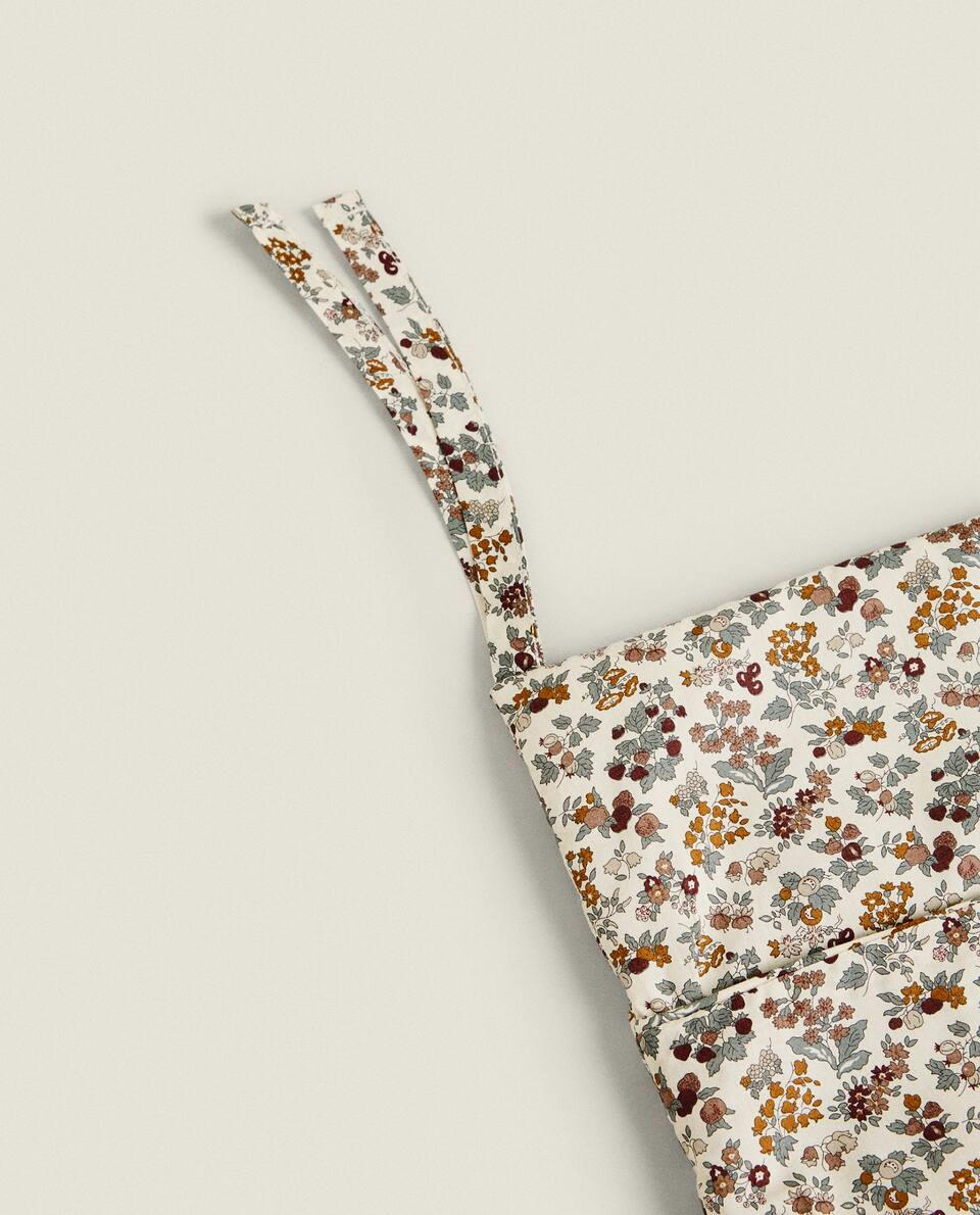 Organizador infantil em tecido com estampa floral