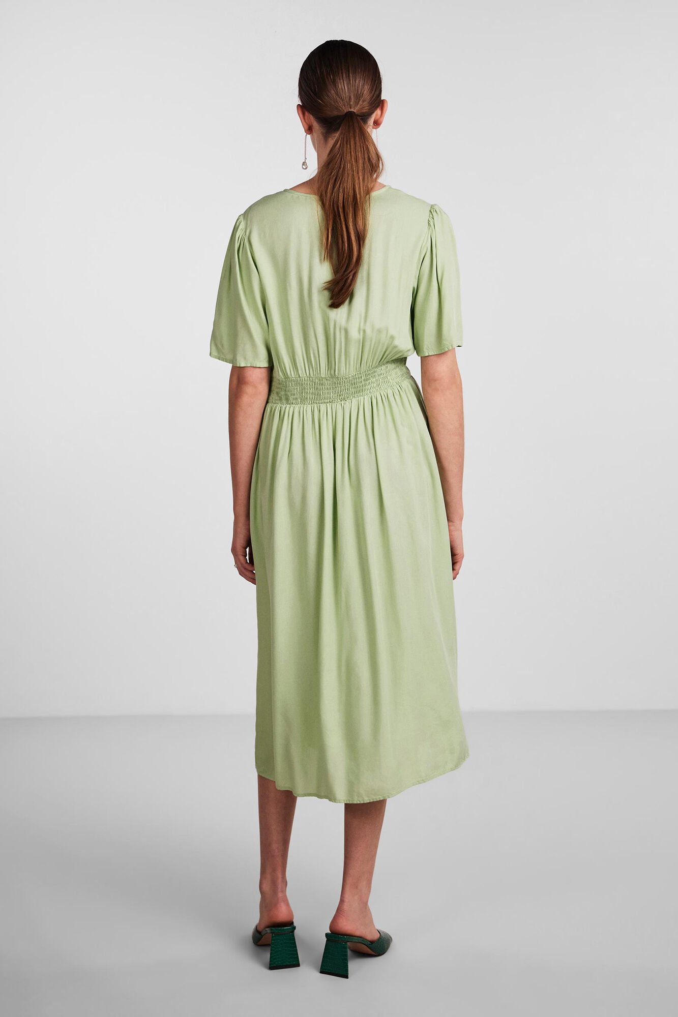 Vestido longo feminino.