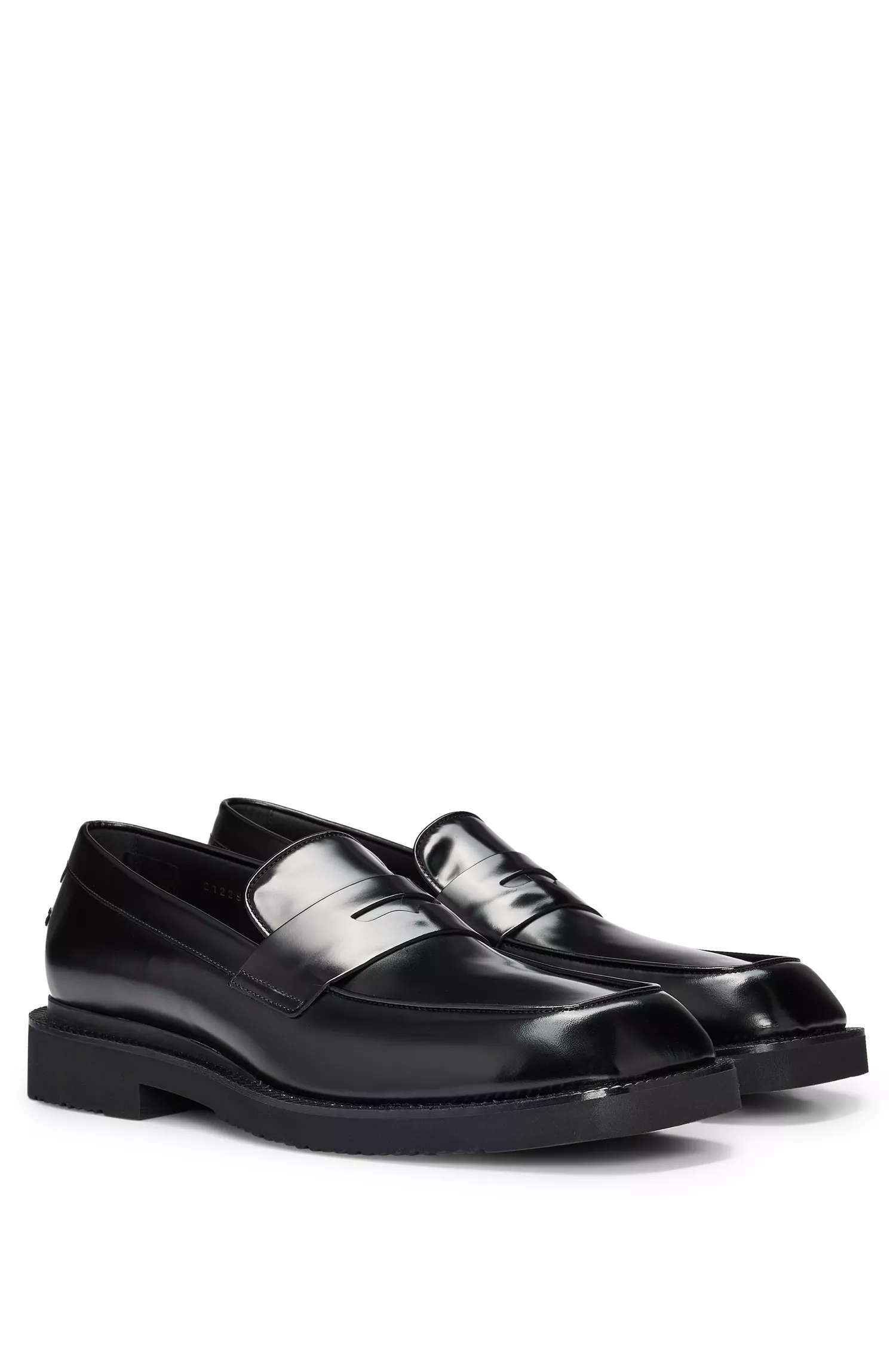 Mocassins BOSS com detalhes em preto e acabamento Penny em couro escovado.