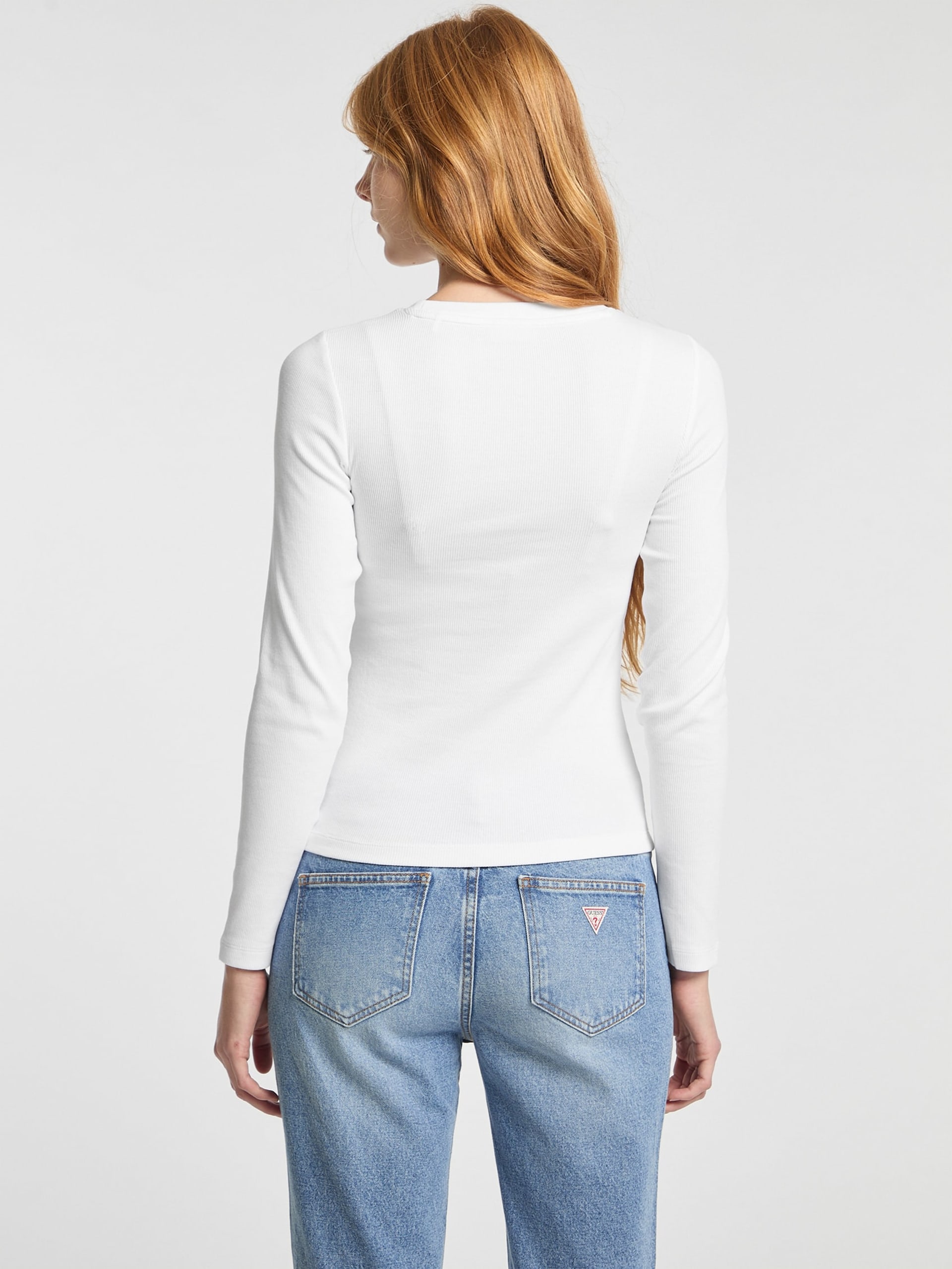 Camiseta com gola redonda e logo