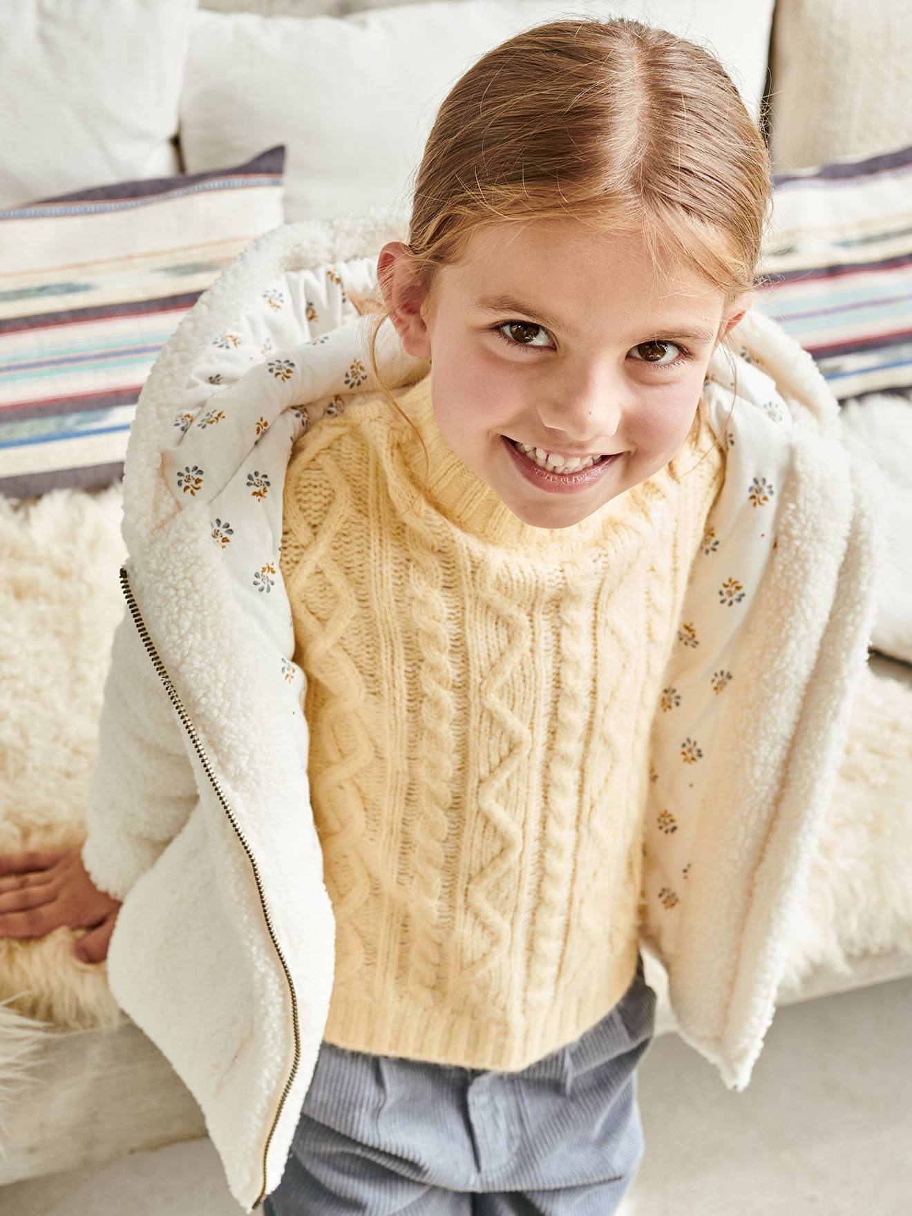 Suéter amarelo liso, liso, de tricô com babados, tamanho médio, para menina.