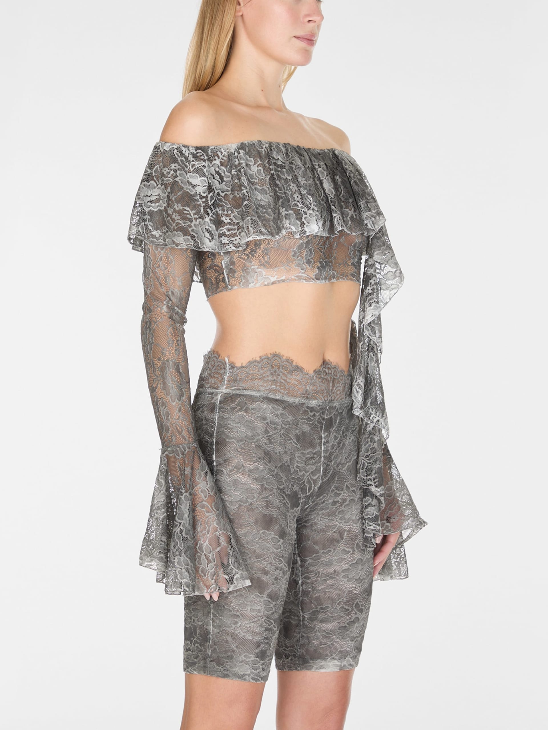 blusa de renda com ombros à mostra