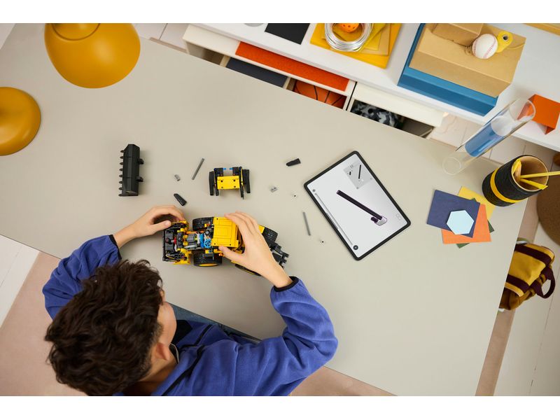 LEGO® Technic Volvo L120 Electric Radlader 42209 Spielzeugbaumaschine mit vielen Funktionen