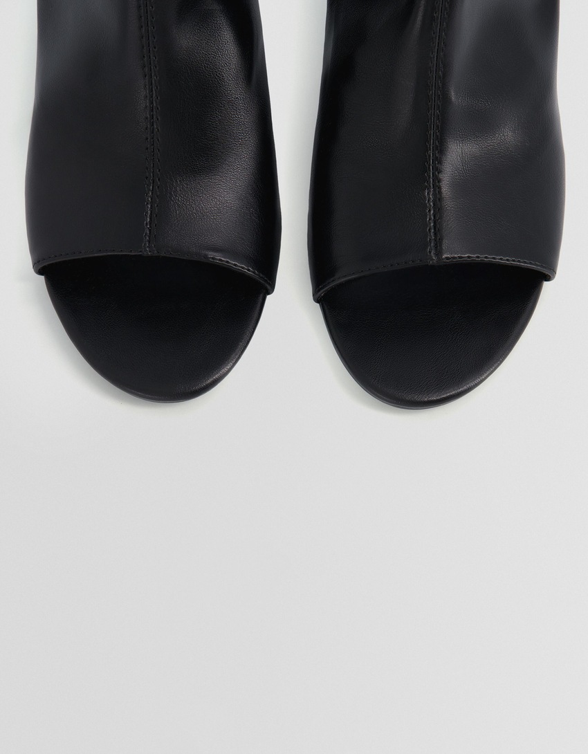 Botas de cano curto com salto alto e tira no calcanhar, da linha Generation Bershka, com detalhe vazado nos dedos.