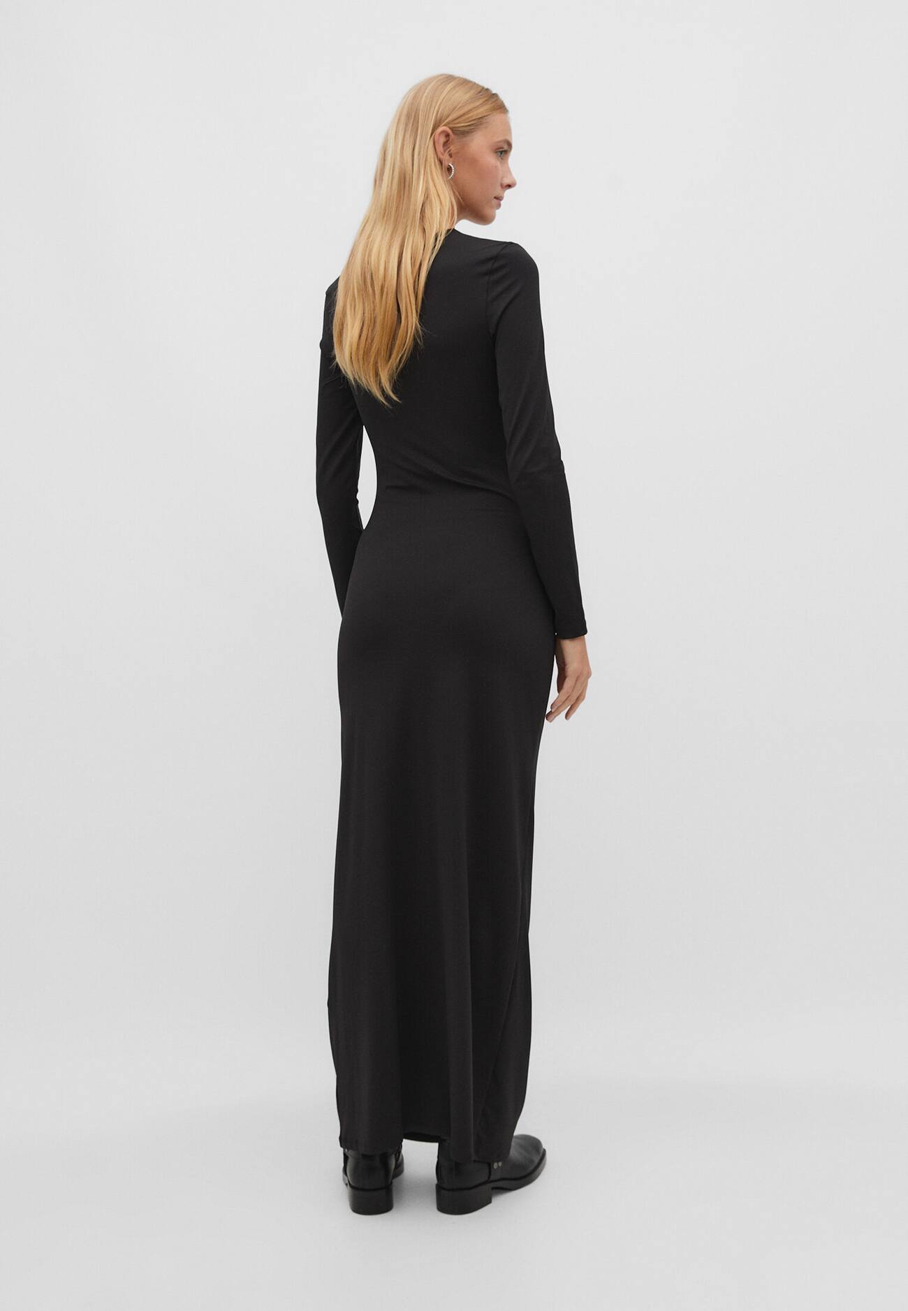 Vestido ajustado com detalhe franzido