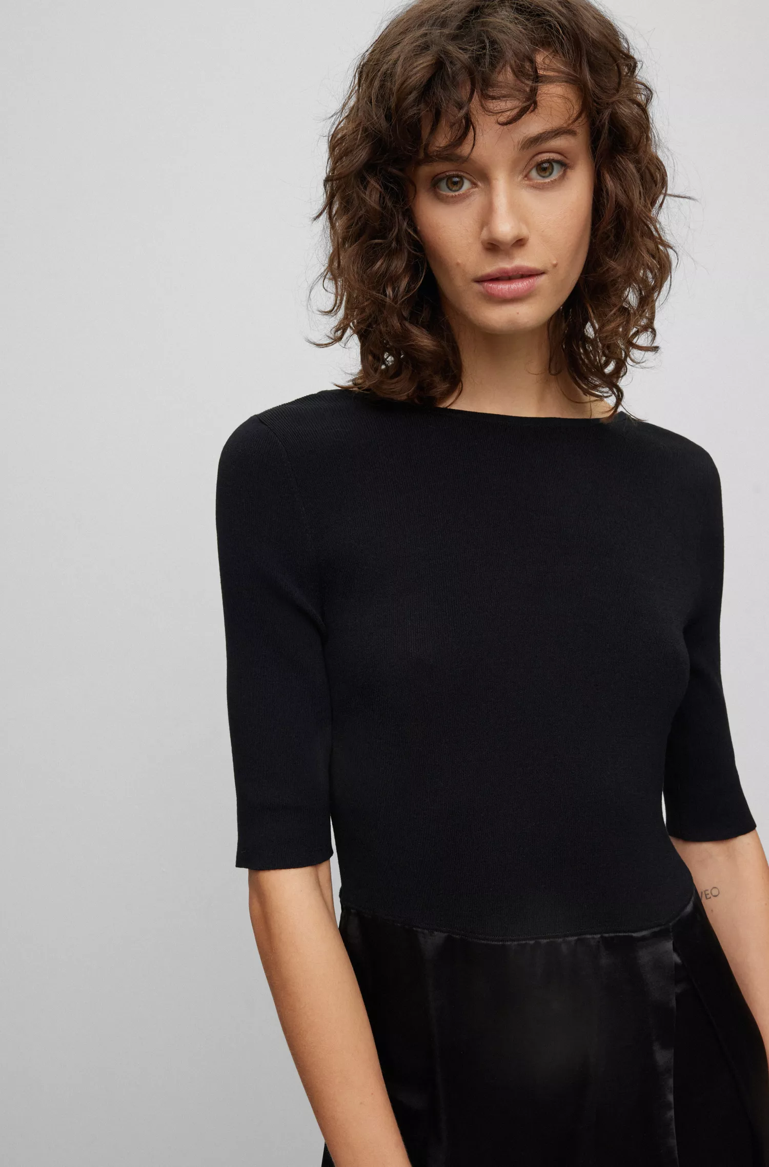 Vestido BOSS preto em tecido misto com detalhe de saia em cetim.