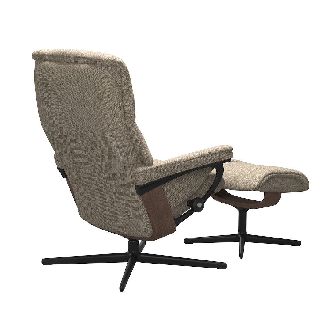 Mayfair (M) Cross lenestol med krakk Tekstil Daisy Beige og Cross understell i valnøttbeiset og sort.
