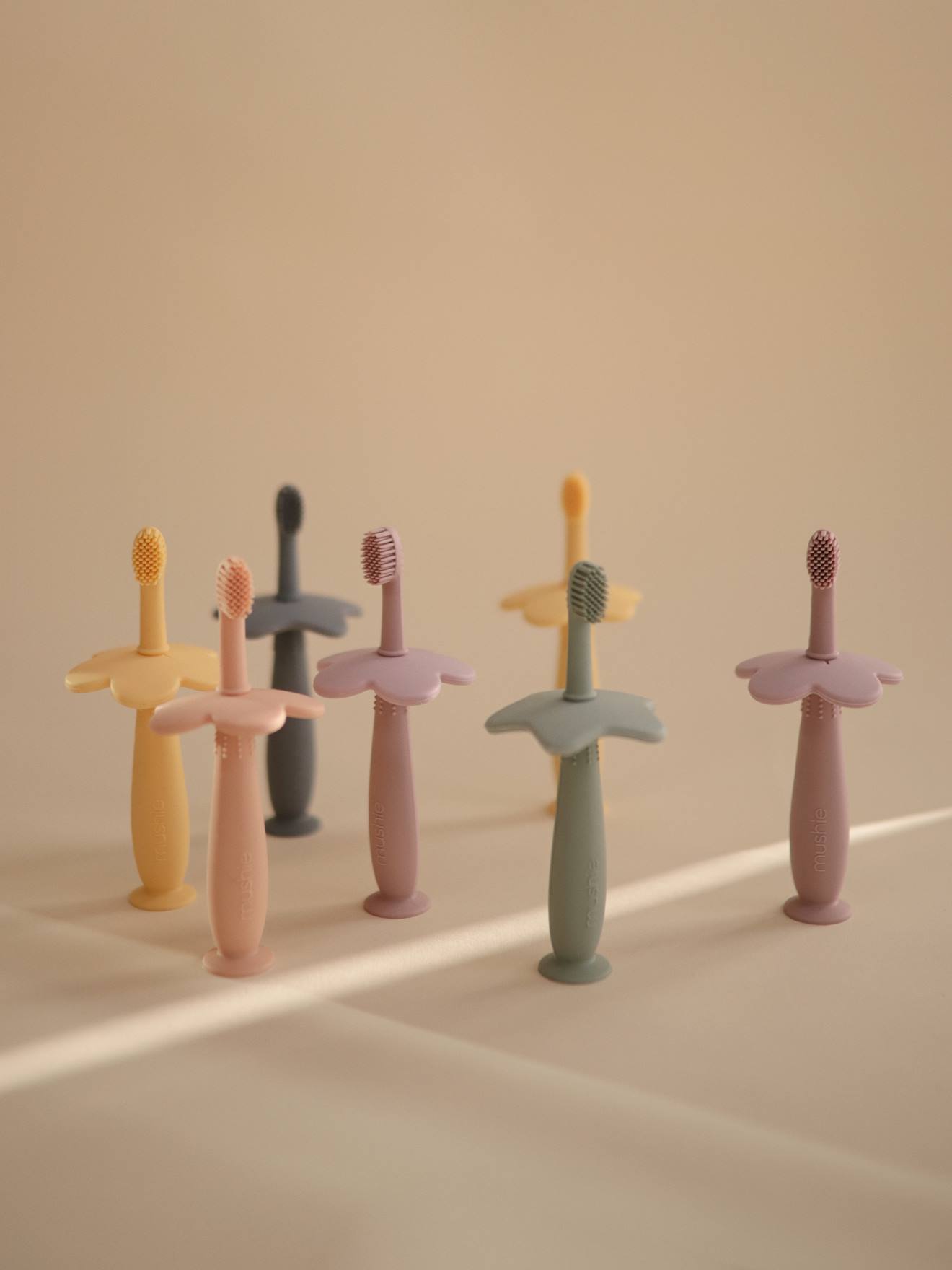 Escova de dentes educativa MUSHIE, silicone cinza