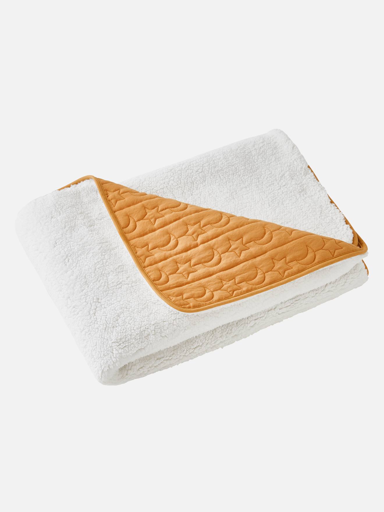 Manta Sherpa, pele de cordeiro lisa e branca clara.