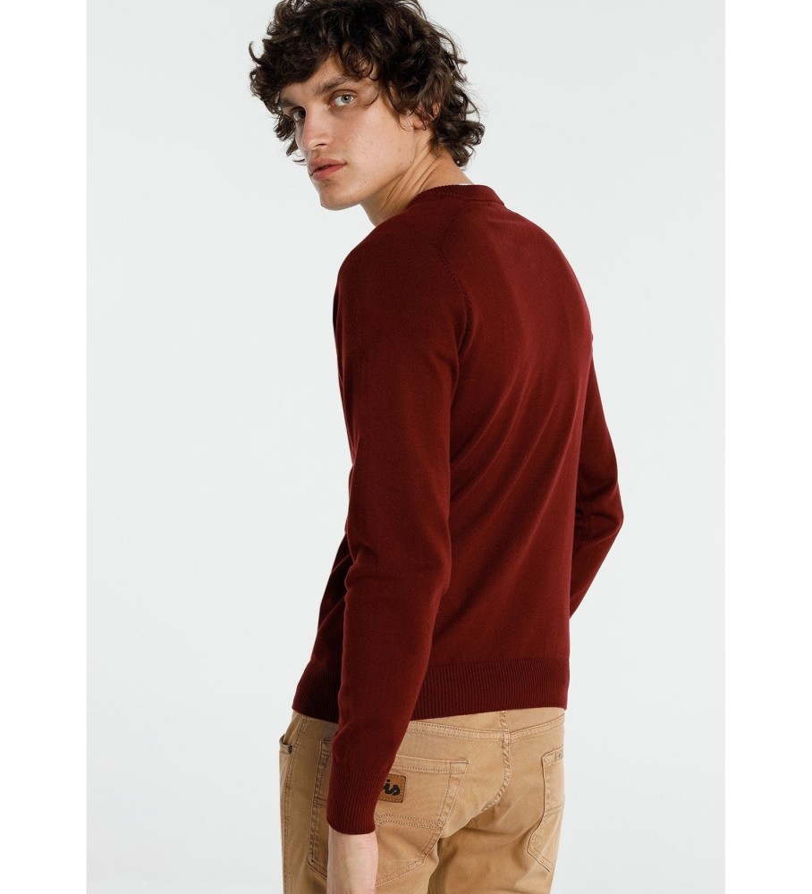 Blusa básica Lois com decote em V na cor bordô.