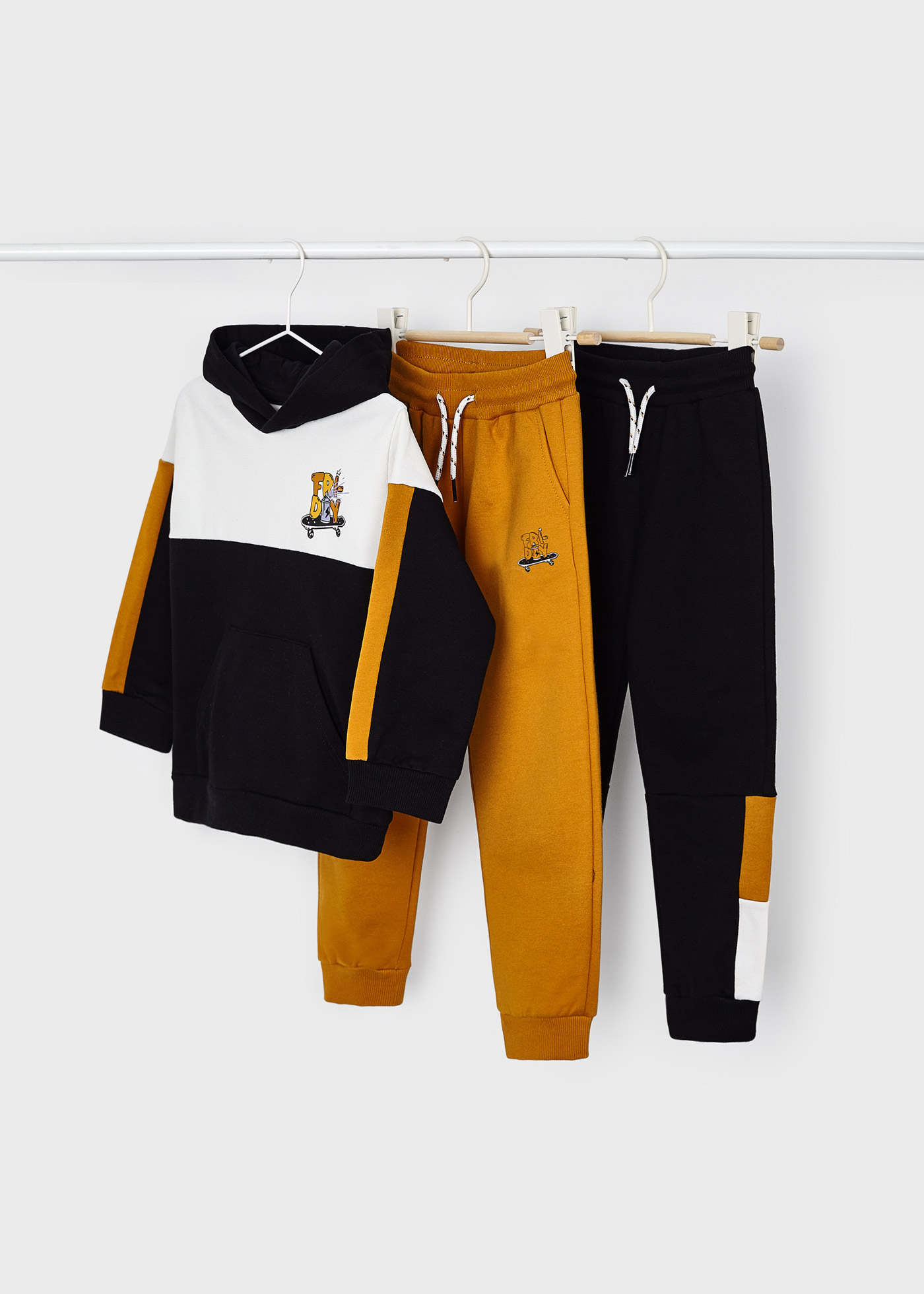Conjunto de agasalho tricolor de 3 peças para meninos