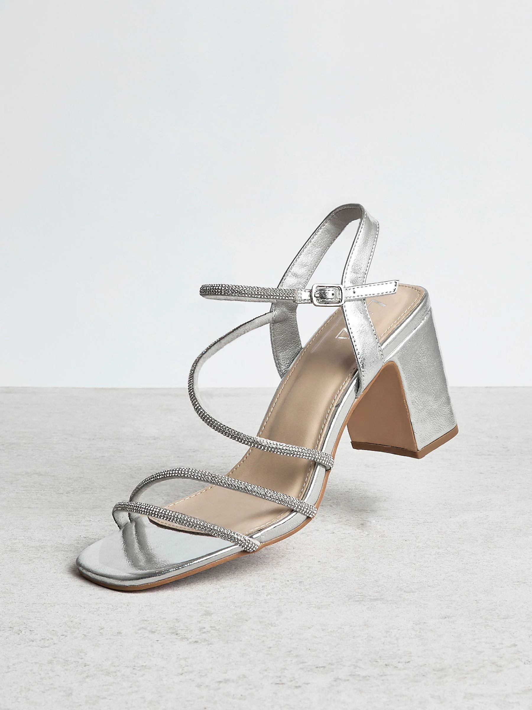 Zilver - Linzi Kira sandalen met bandjes met stras en blokhak