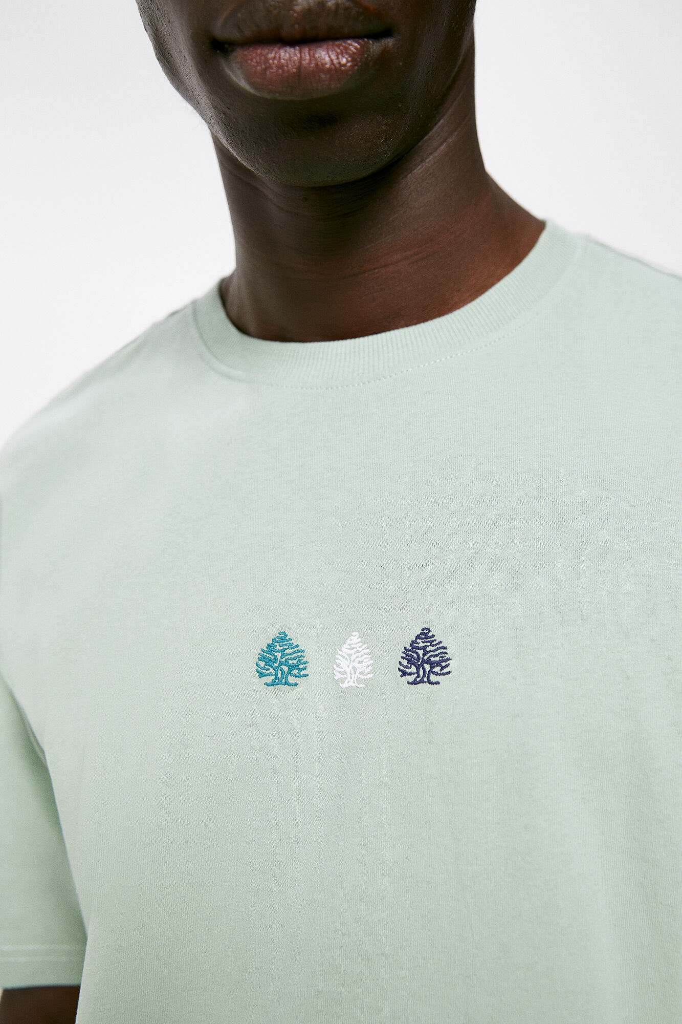 Camiseta verde com estampa de árvore