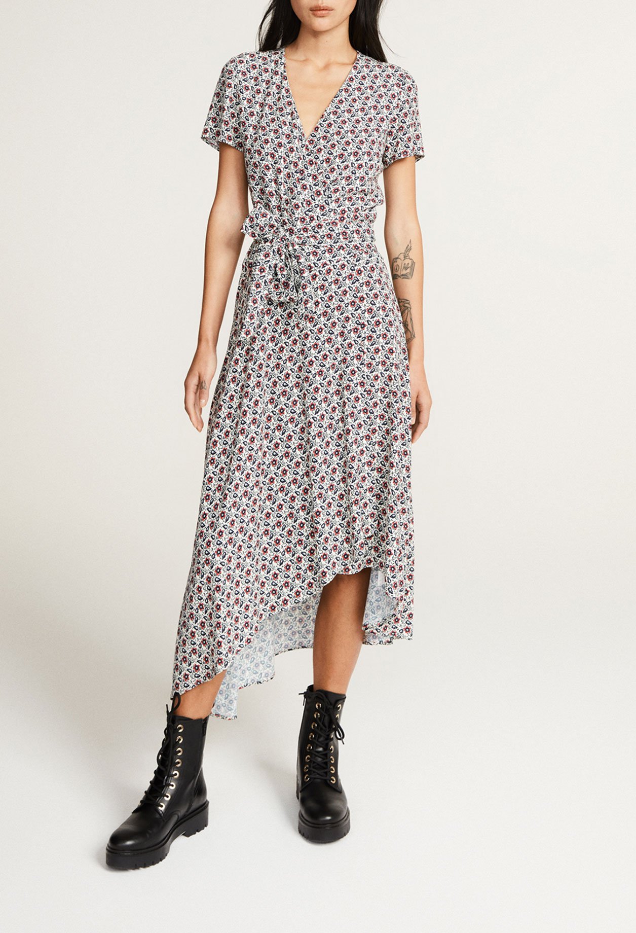 Robe cache-c&oelig;ur &agrave; motifs fleuris