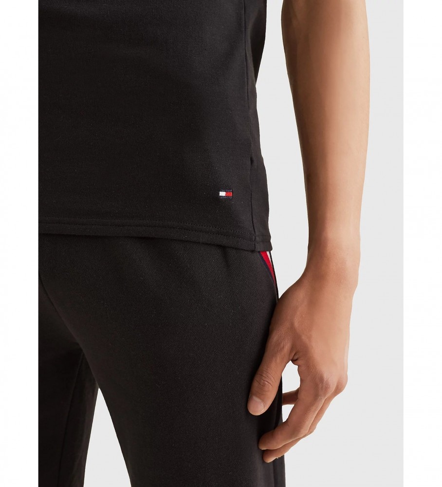 Conjunto de 3 camisetas Tommy Hilfiger com decote em V, pretas.